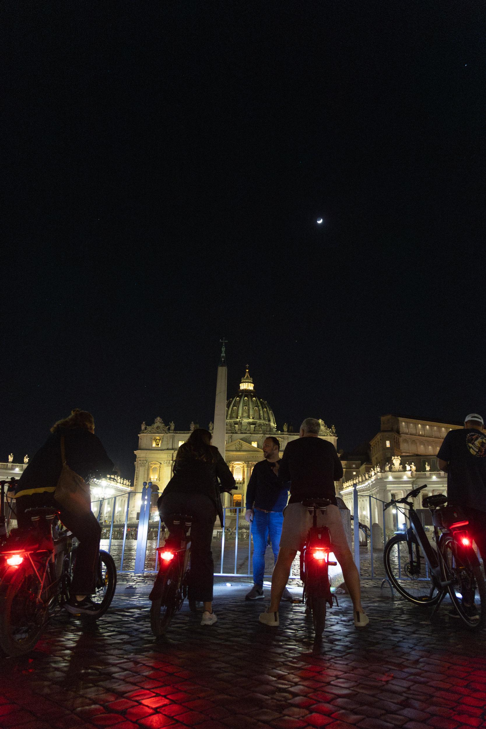 Rome night bike tour e-bike lit monuments evening — image 8