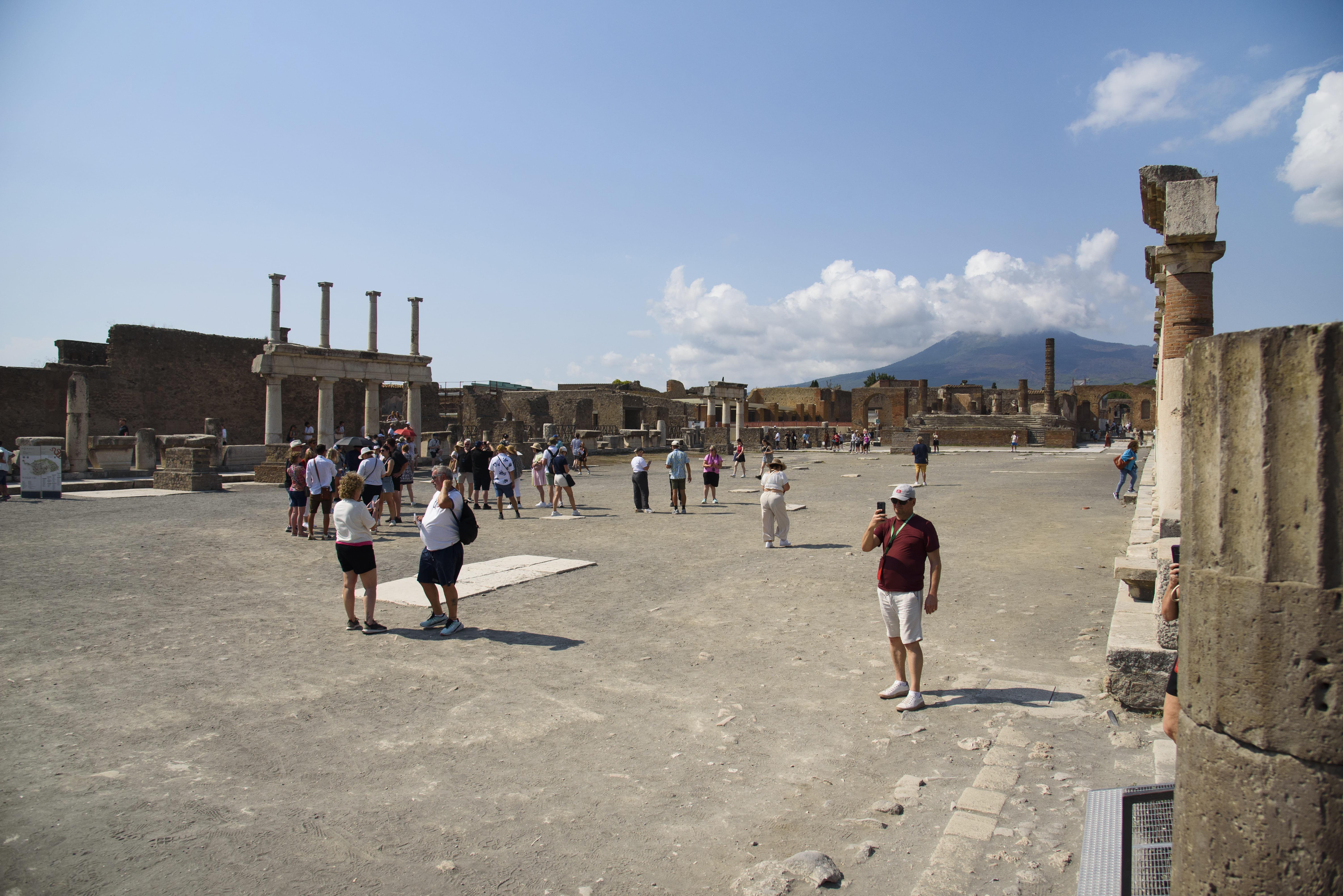 Naples: Pompeii & Mount Vesuvius Guided Day Trip