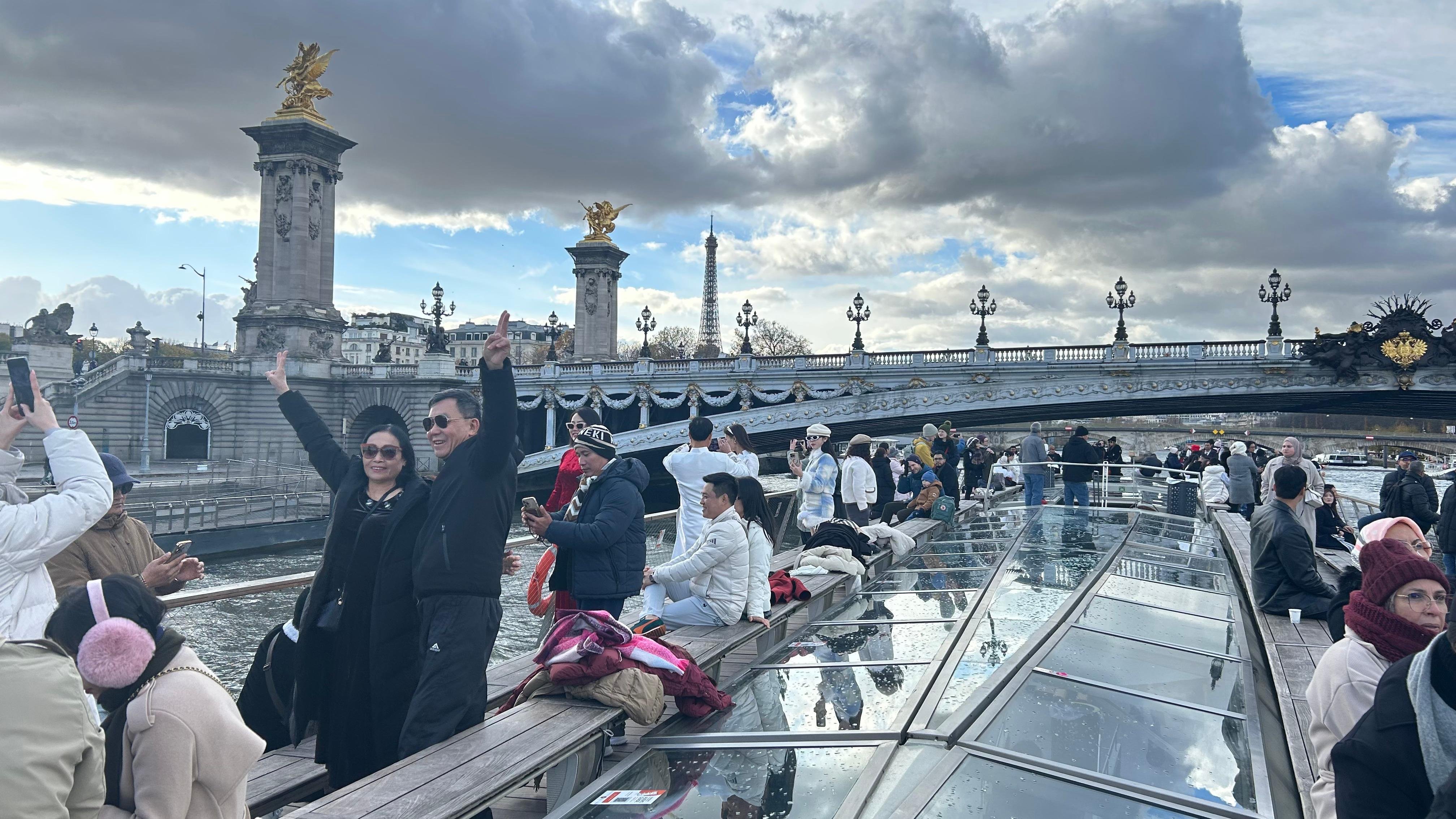 Paris: 1-Hour Seine River Sightseeing Cruise from the Eiffel Tower