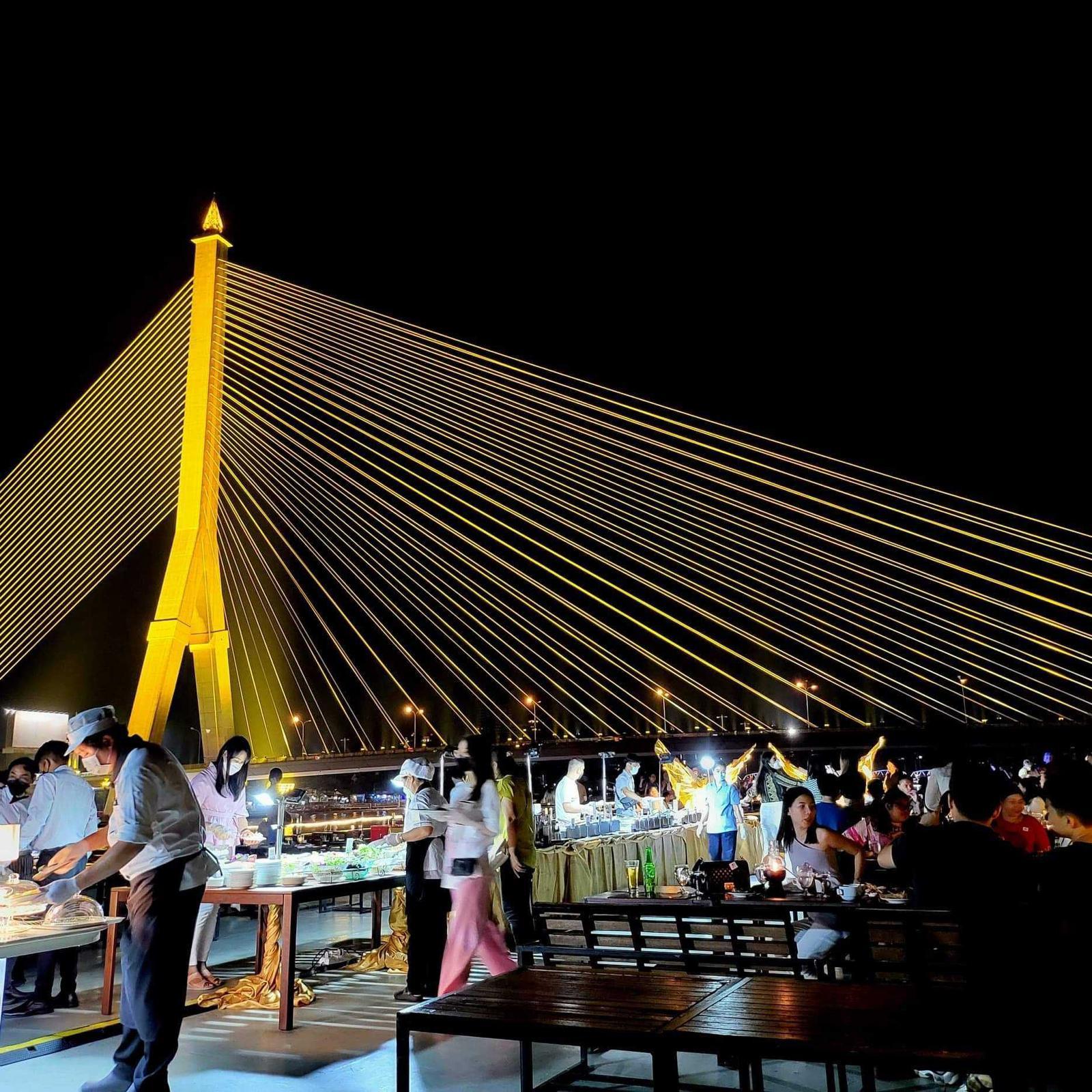 Bangkok Chao Phraya River Dinner Cruise with Unlimited Beer