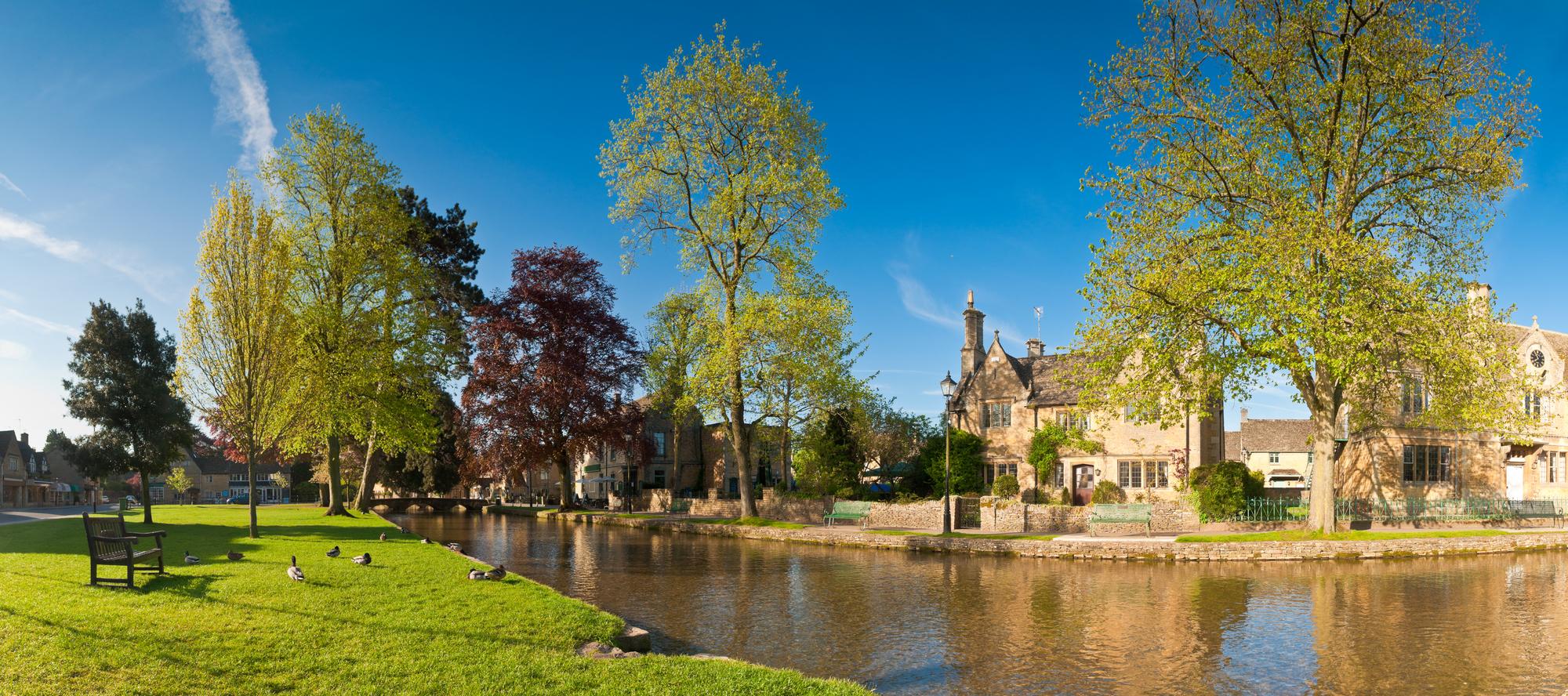 Stonehenge, Avebury & Cotswold Villages Day Tour from Bristol