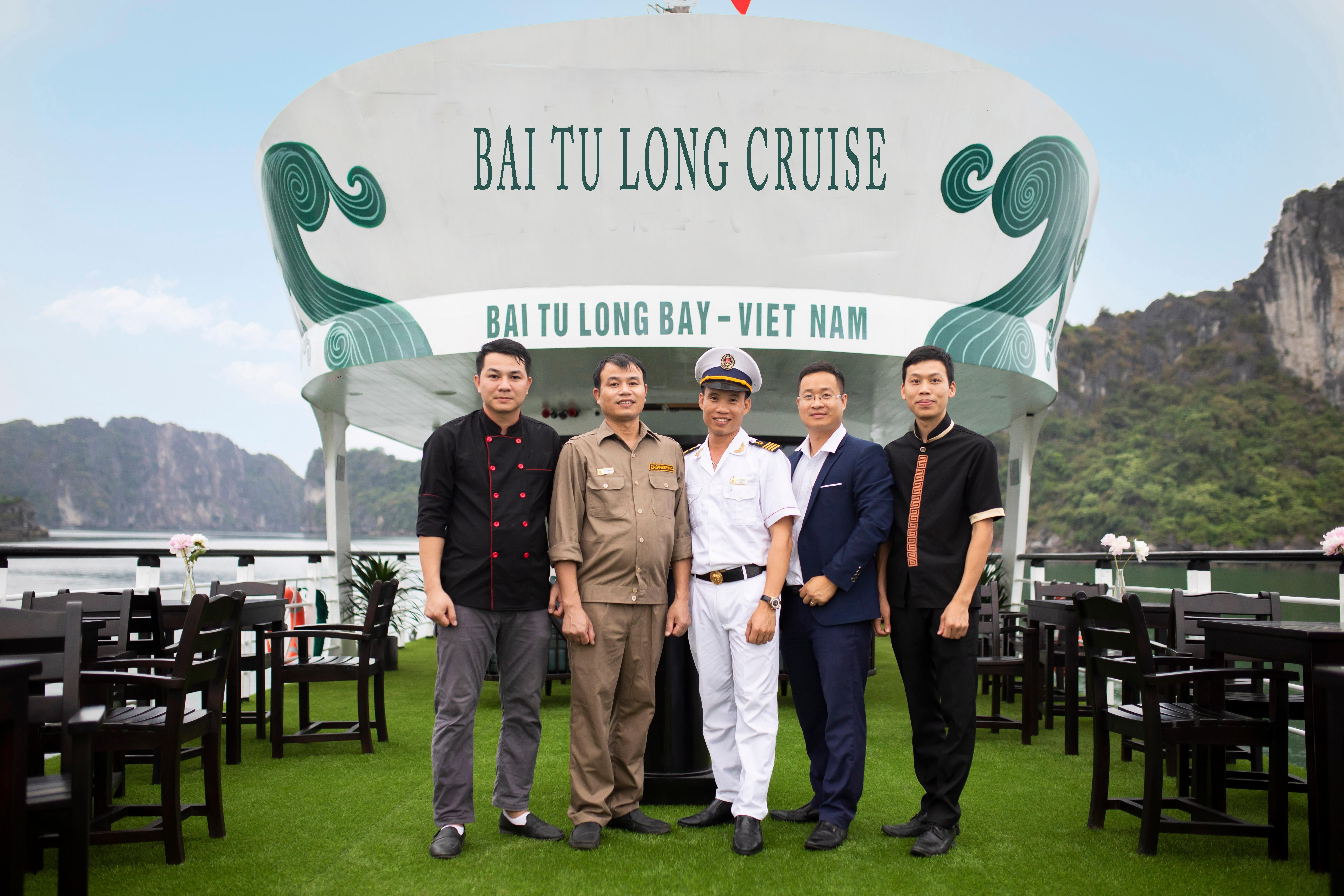 Hanoi: Bai Tu Long Bay Day Cruise with Cave, Kayak & Lunch