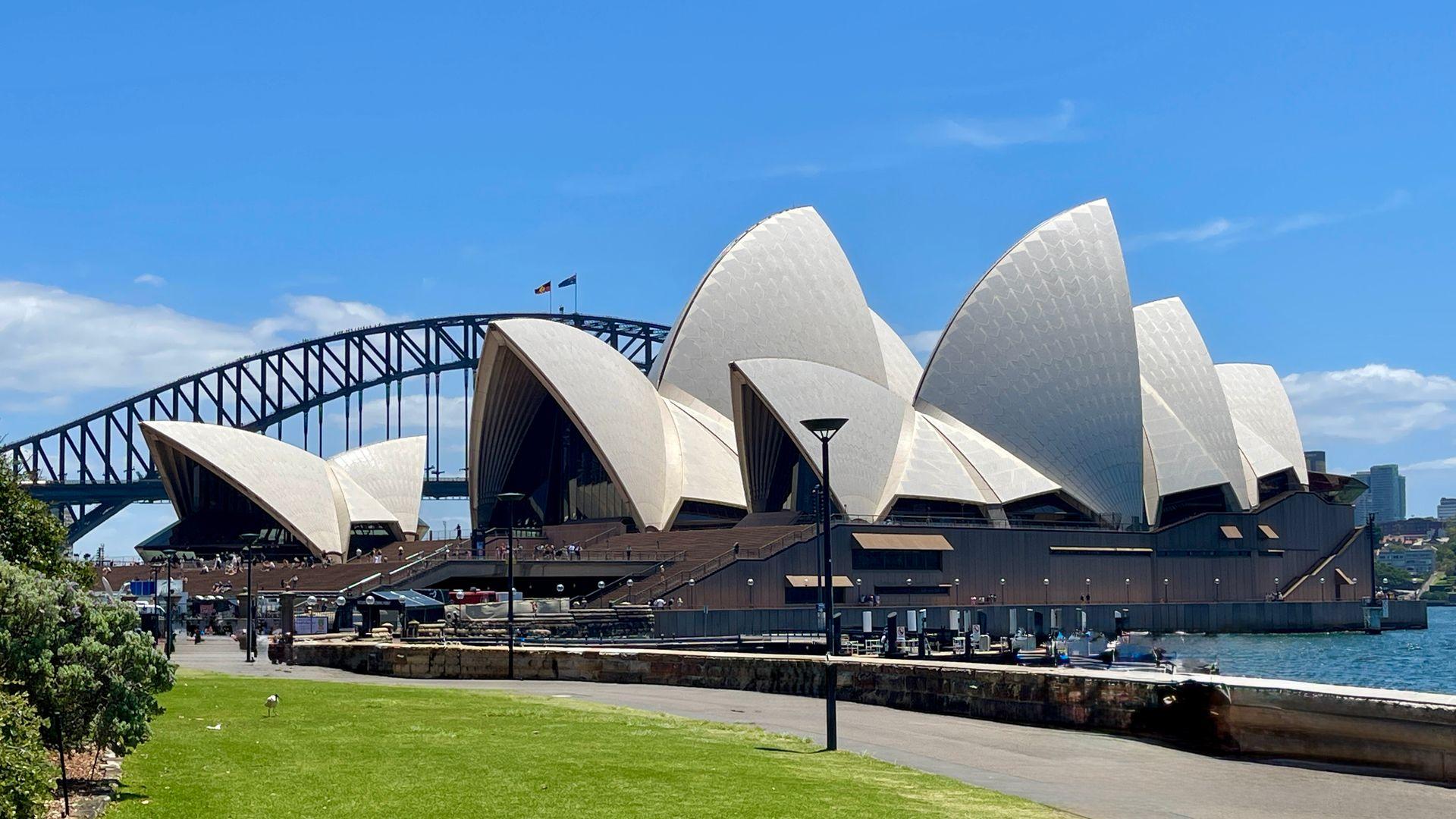 Sydney Private Airport Arrival Tour with Breakfast