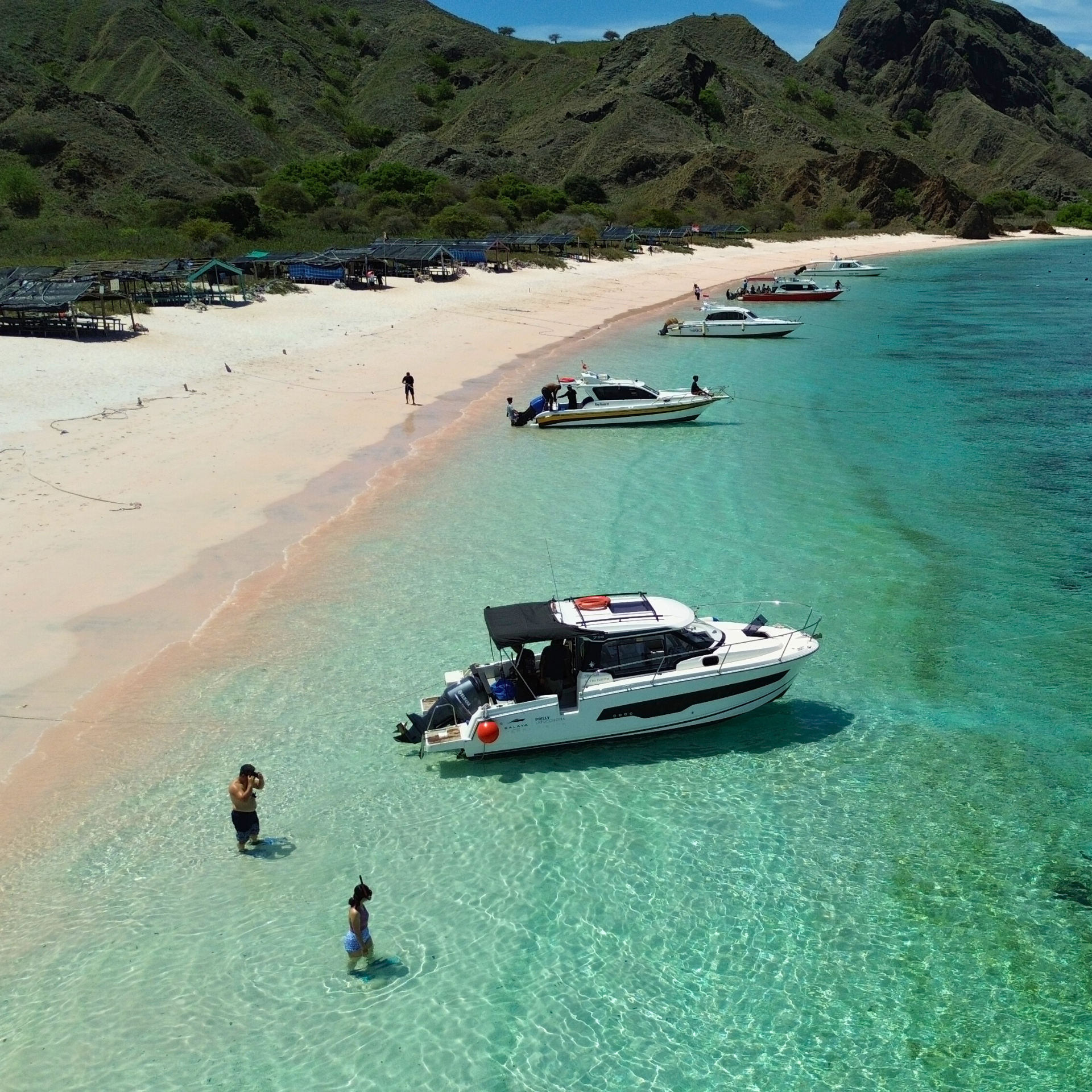 Komodo 6-Island Private Yacht Day Trip with Manta Ray Snorkeling