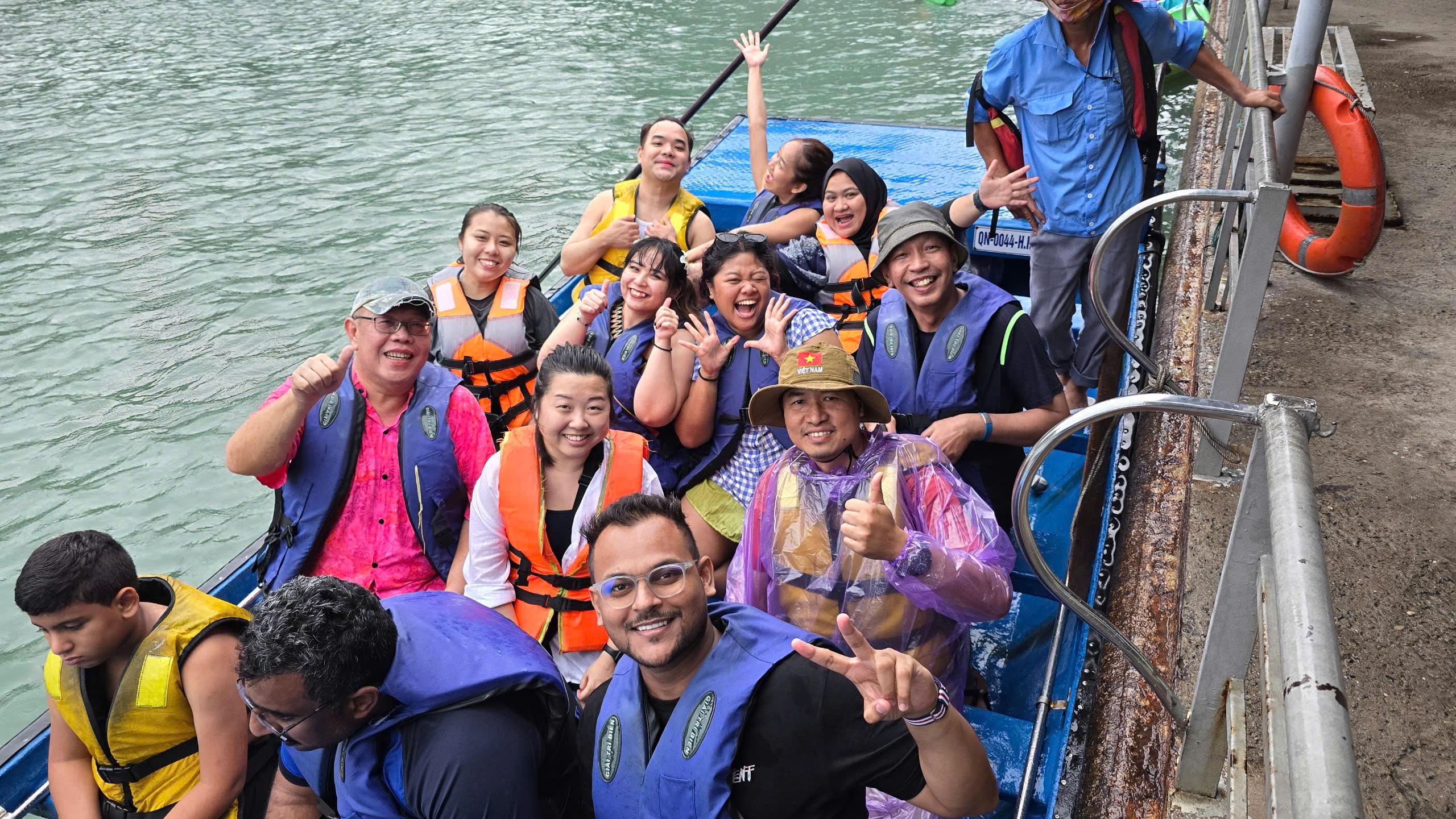 Halong Bay Day Cruise: Caves, Kayaking & Seafood Lunch