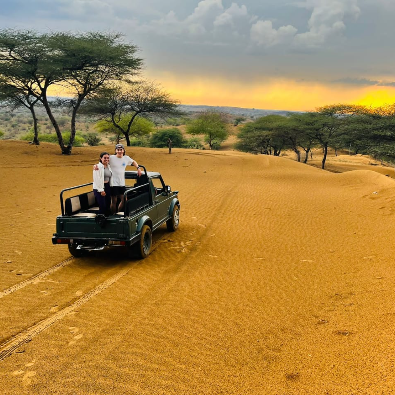 Jodhpur: Thar Desert Camel & Jeep Safari with Traditional Dining