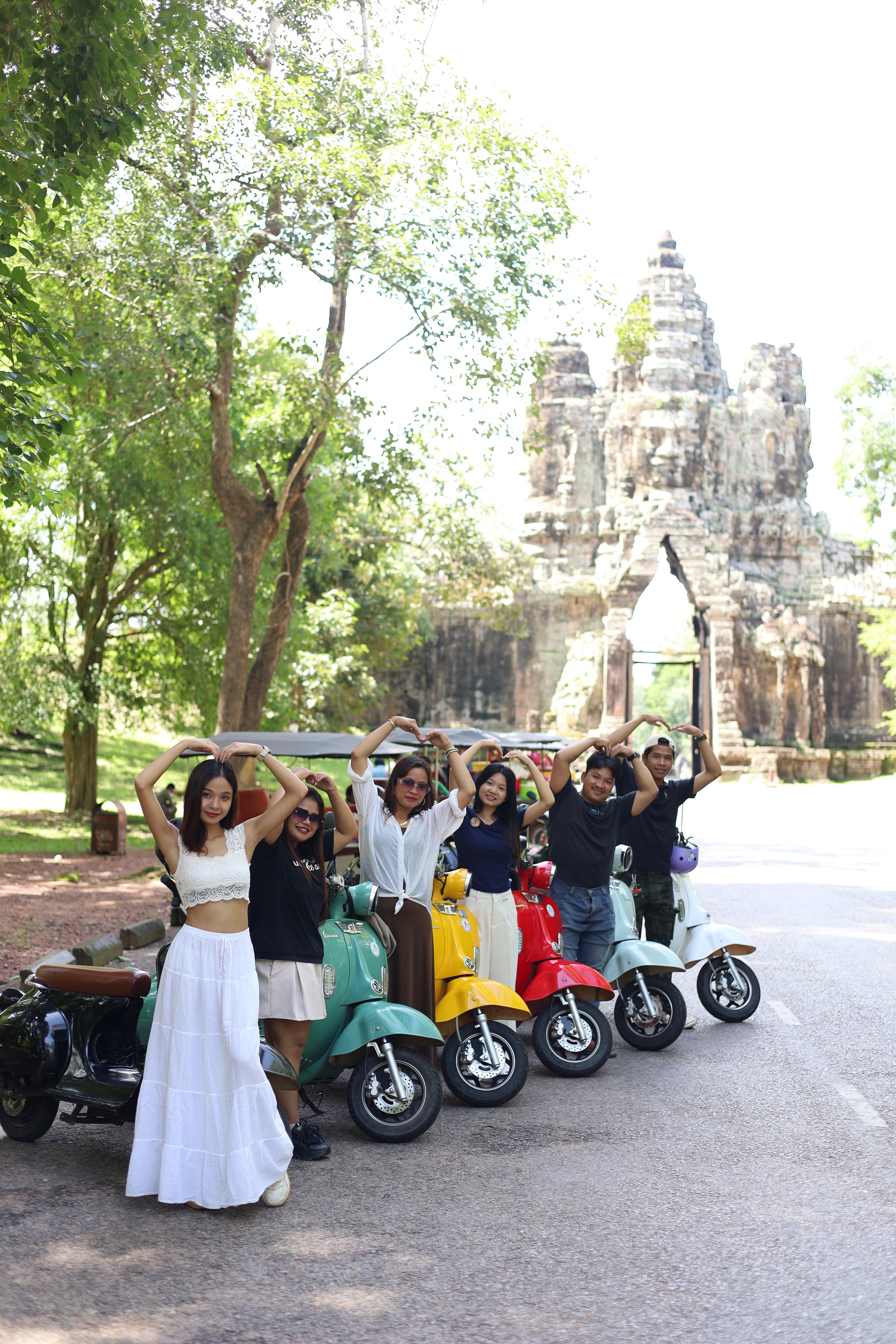 Siem Reap: Angkor Wat Sunrise E-Scooter & E-Bike Tour