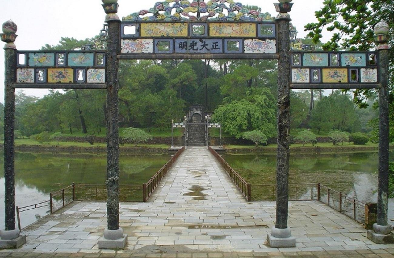 Hue: Private Dragon Boat, Pagoda, and Imperial Tombs Expedition