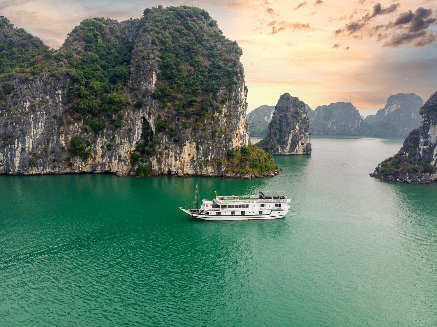 Ha Long Bay 2-Day Overnight Boat Cruise from Hanoi