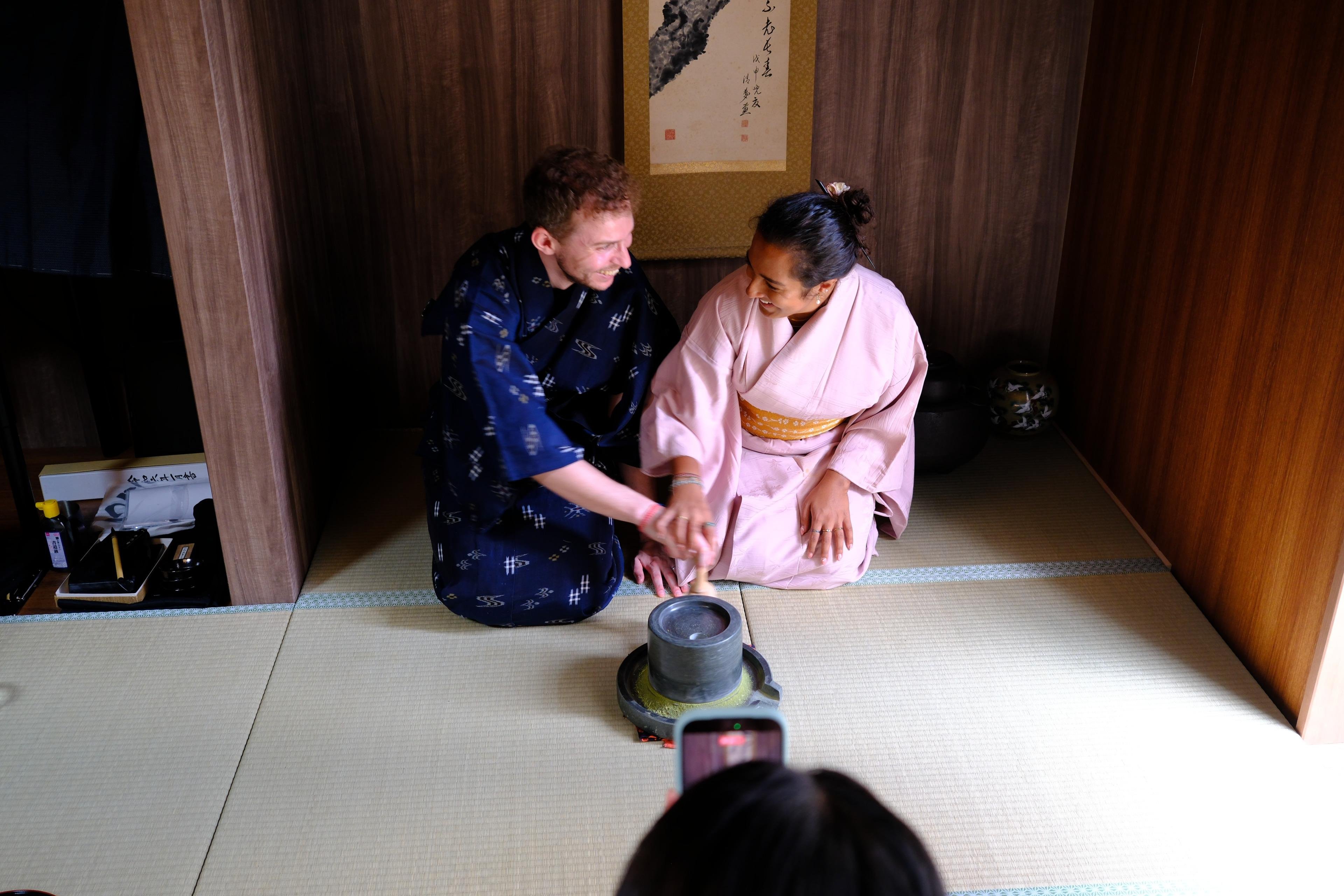 Privat upplevelse i Machiya i Kyoto: Tebjudning, kalligrafi & kimono