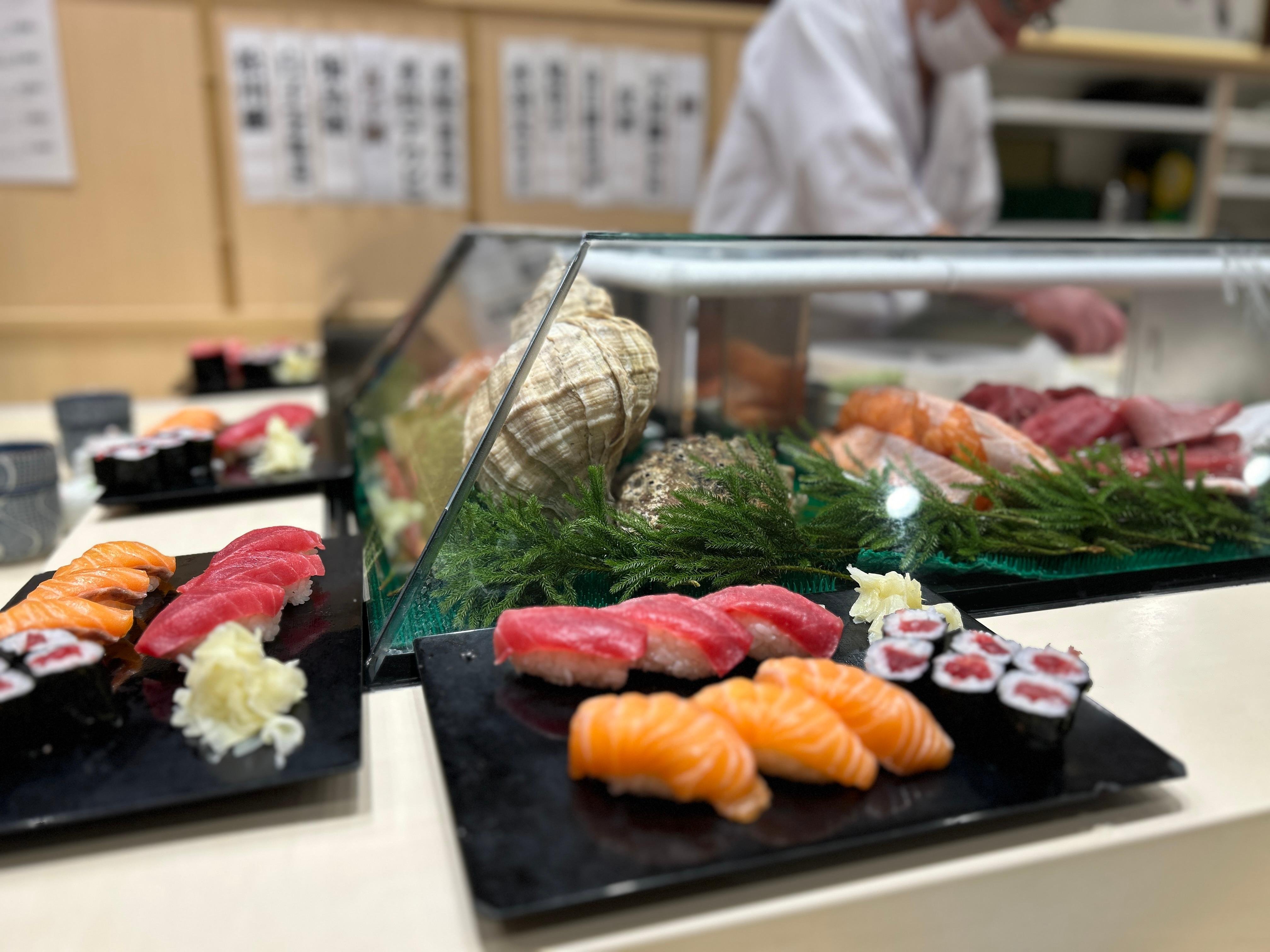 Toyosu tuna auction tour — bluefin auction floor, buyers grading, Tsukiji market — image 3