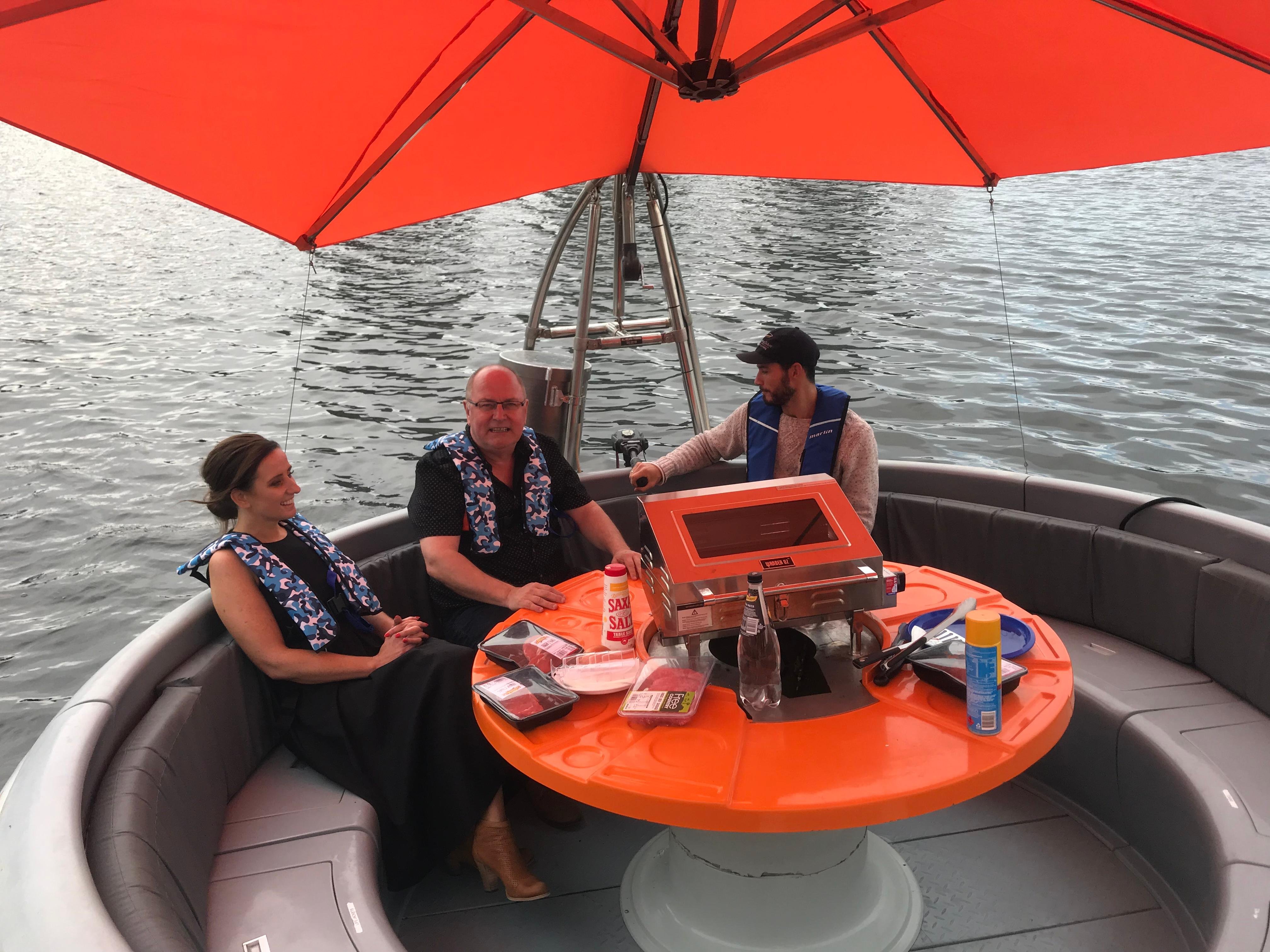 Melbourne: Aqua Donut Self-Drive BBQ Boat Rental