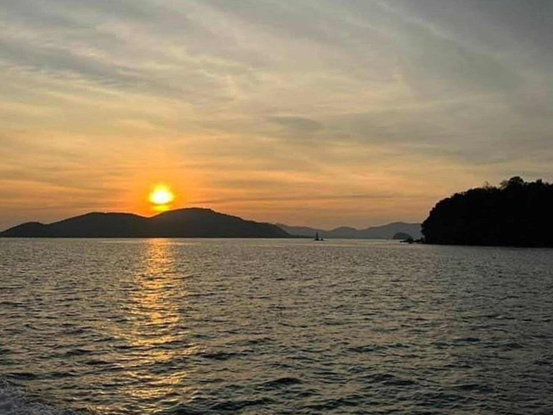 Phuket: Sunset Catamaran Cruise to Coral Island