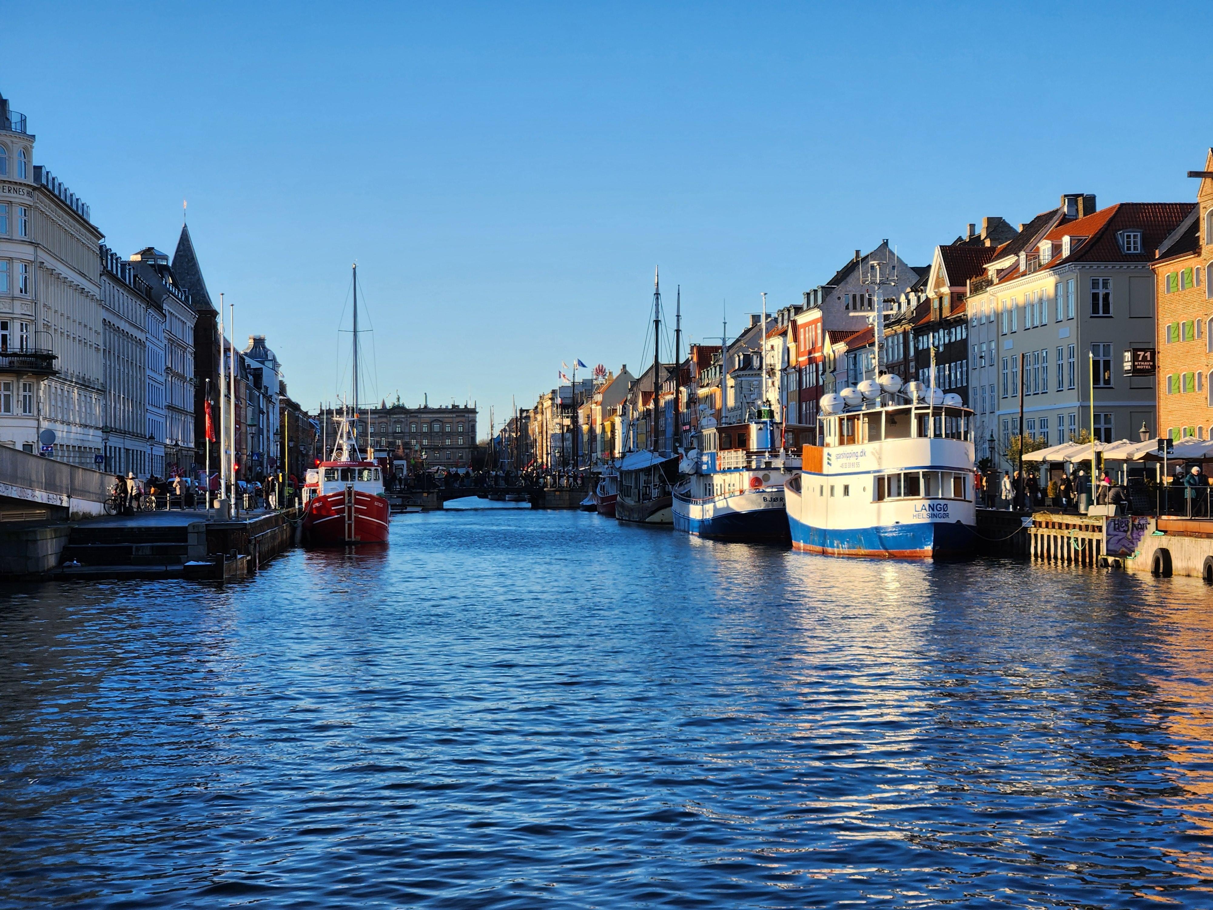 Walk & Canal Tour: Copenhagen Highlights + Changing of Guard