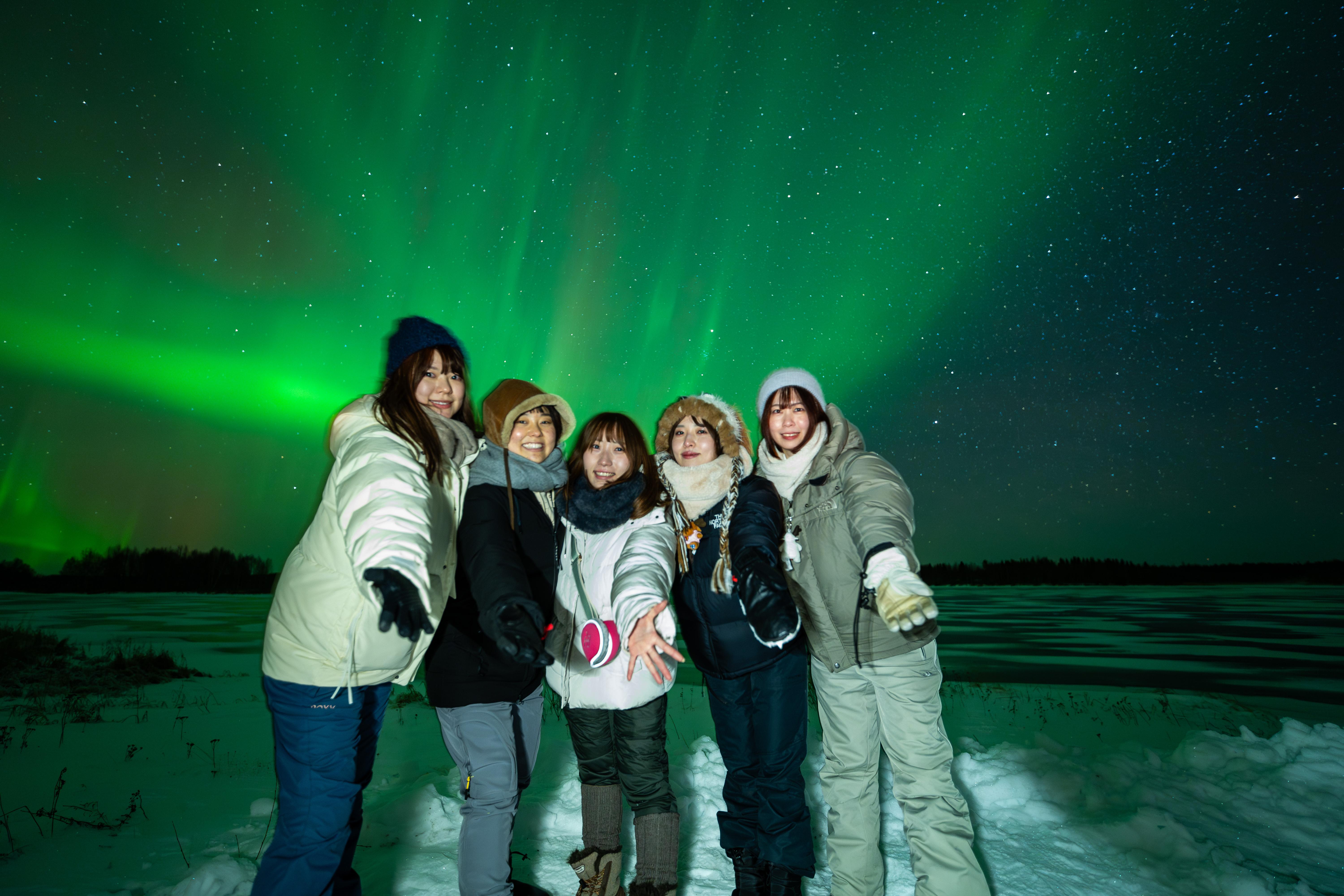 Rovaniemi Aurora Hunt – Expert-Led Northern Lights Chase with Free Photos