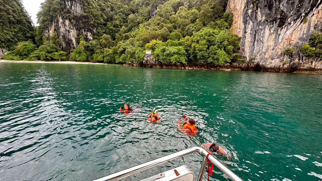 Krabi Private Long-Tail Boat Tour: Hong Island & Lao Lading