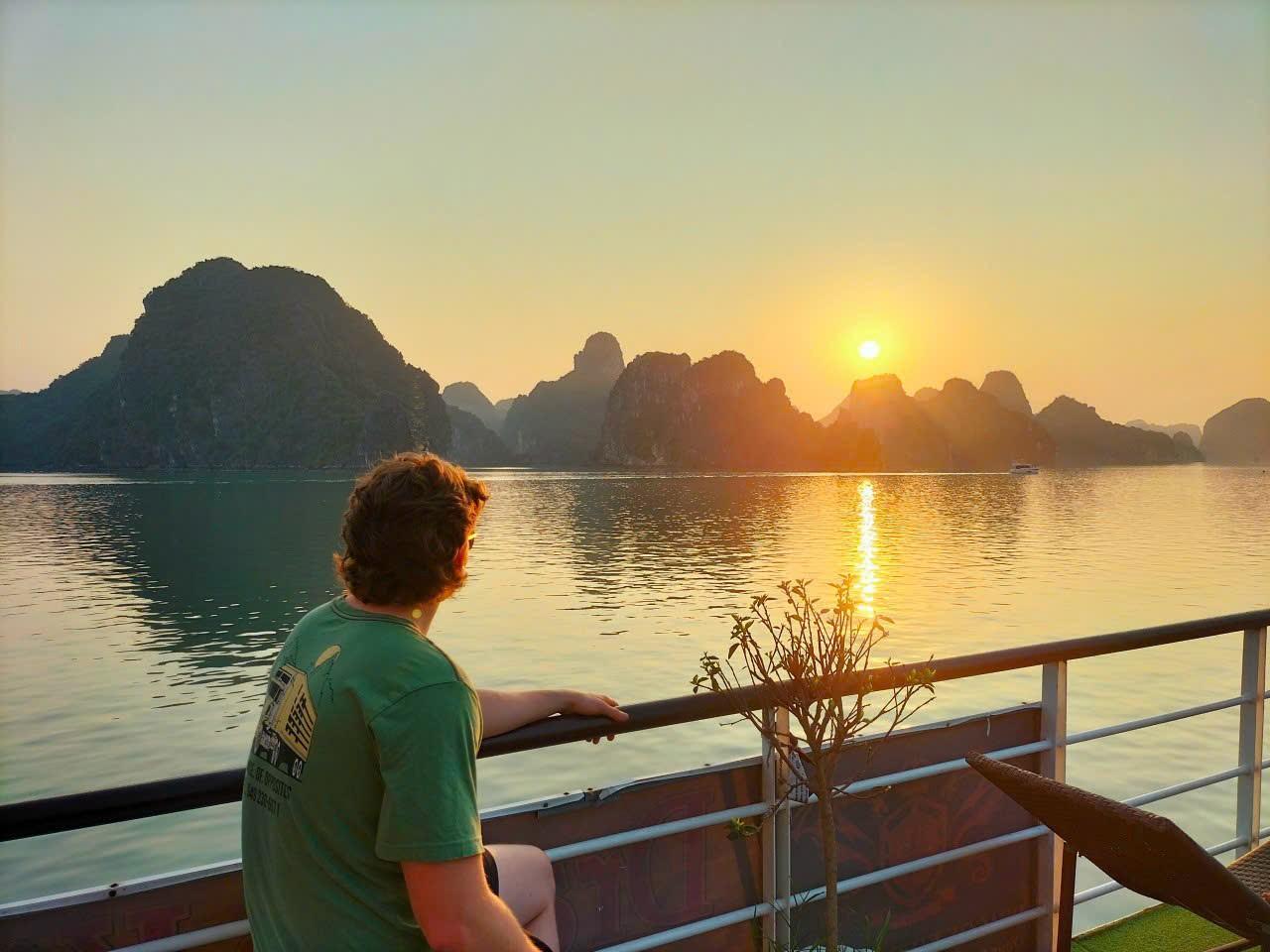 Ha Long Bay Full-Day Cruise: Caves, Kayaking & Scenic Views