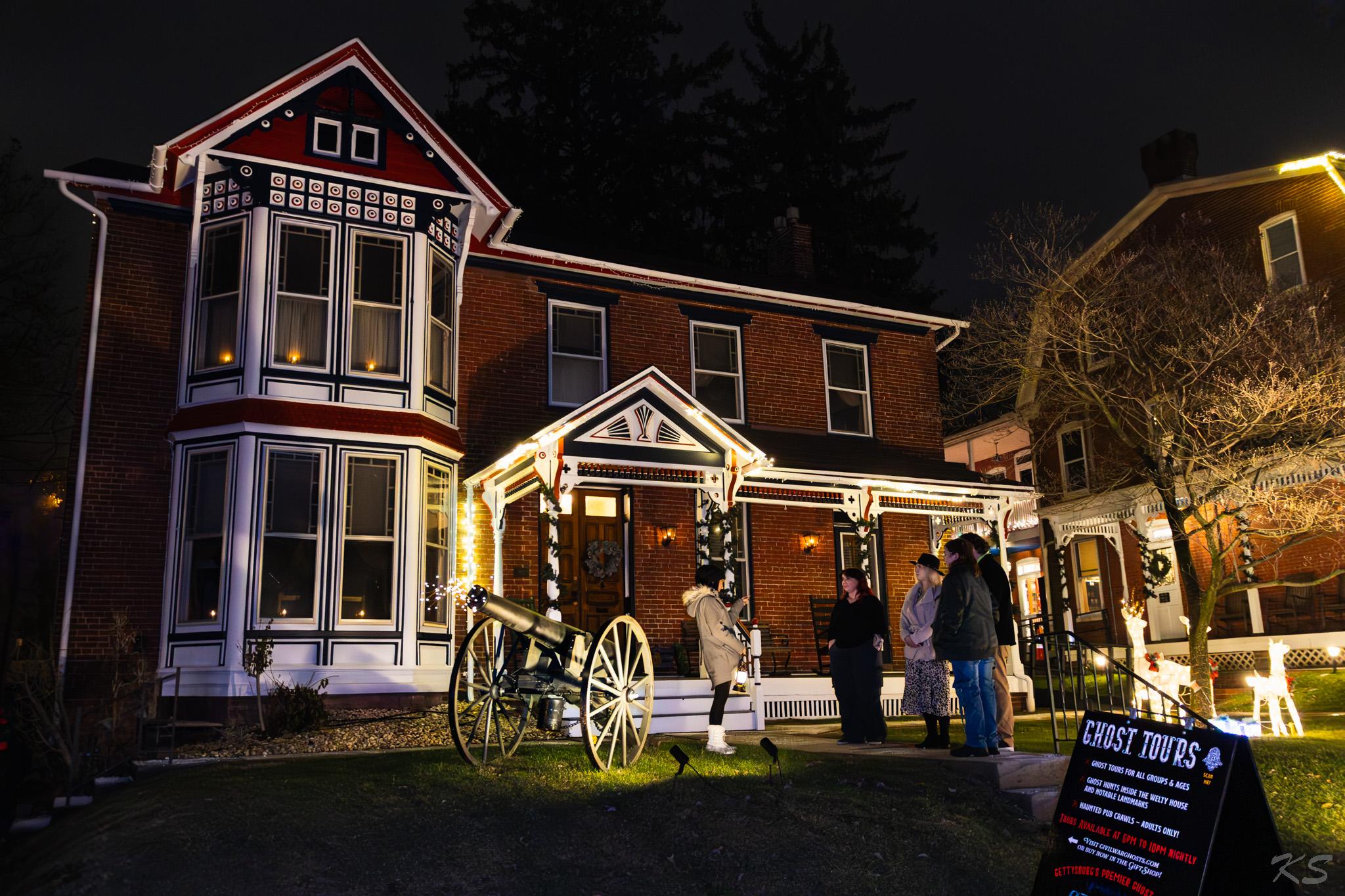 Gettysburg ghost tour — spooky Victorian buildings on haunted street, Pennsylvania Civil War history