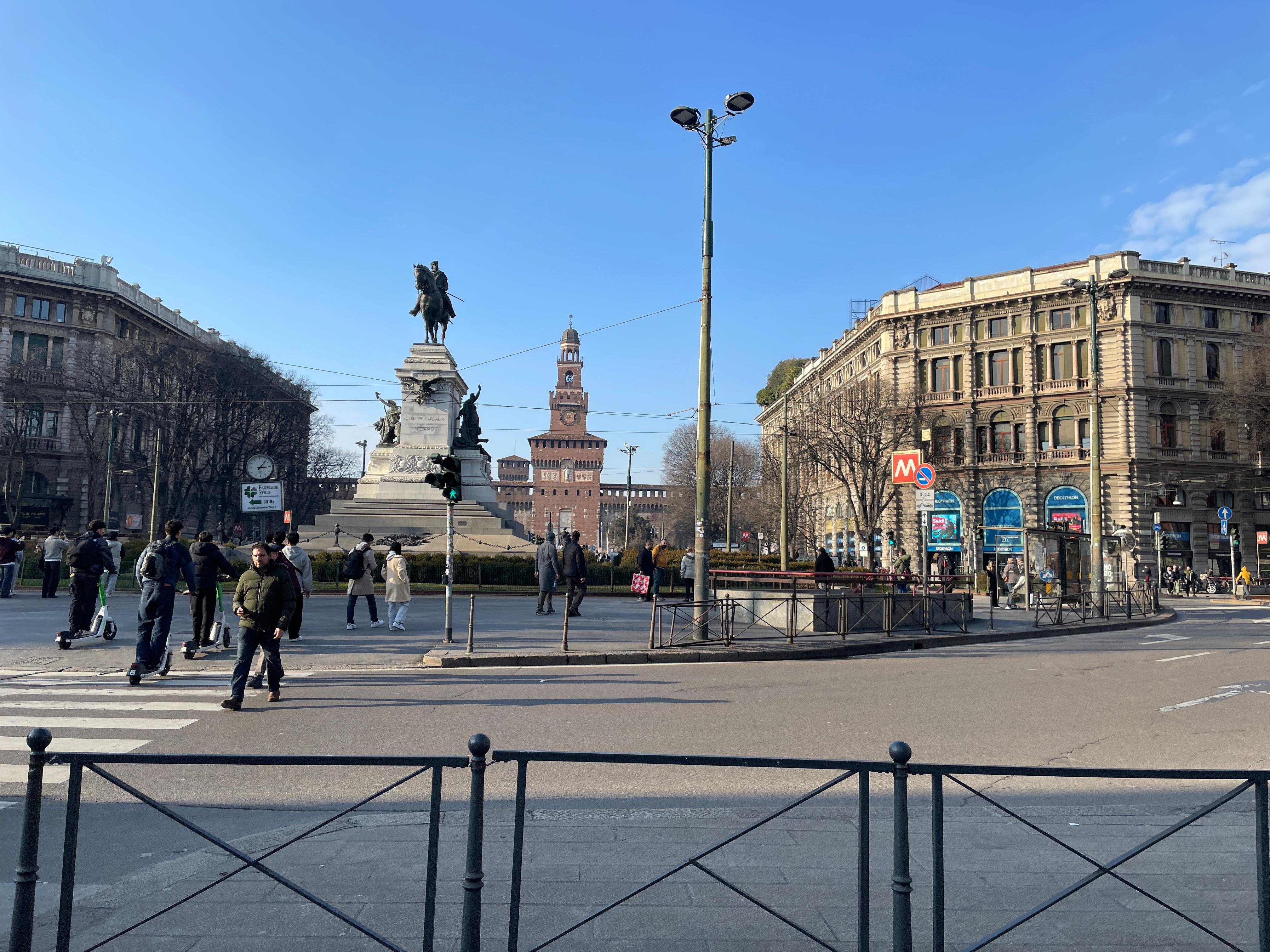 Milan History & Street Food Walk with Wine