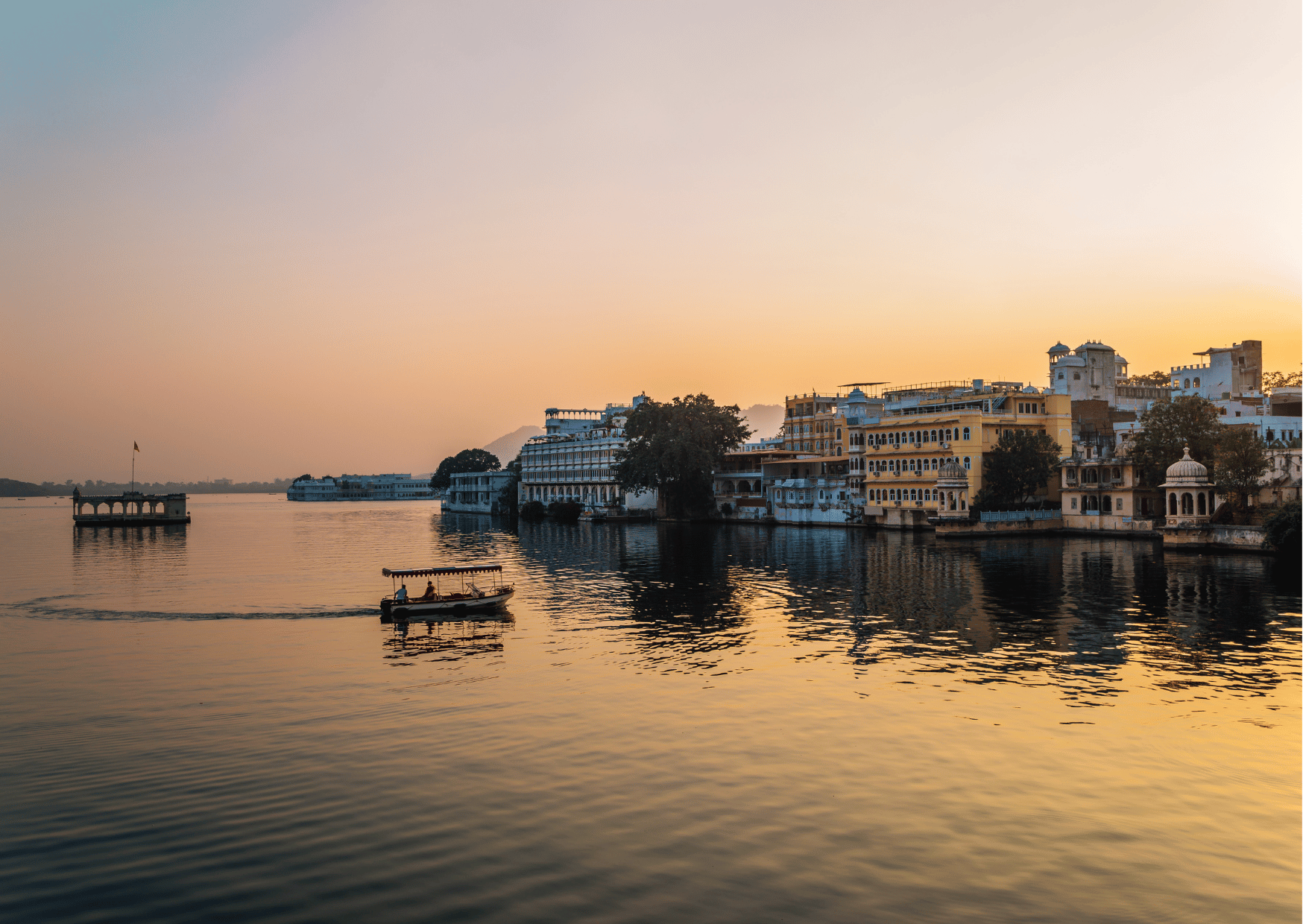 Udaipur: Ghats Walking Tour & Lake Pichola Boat Cruise