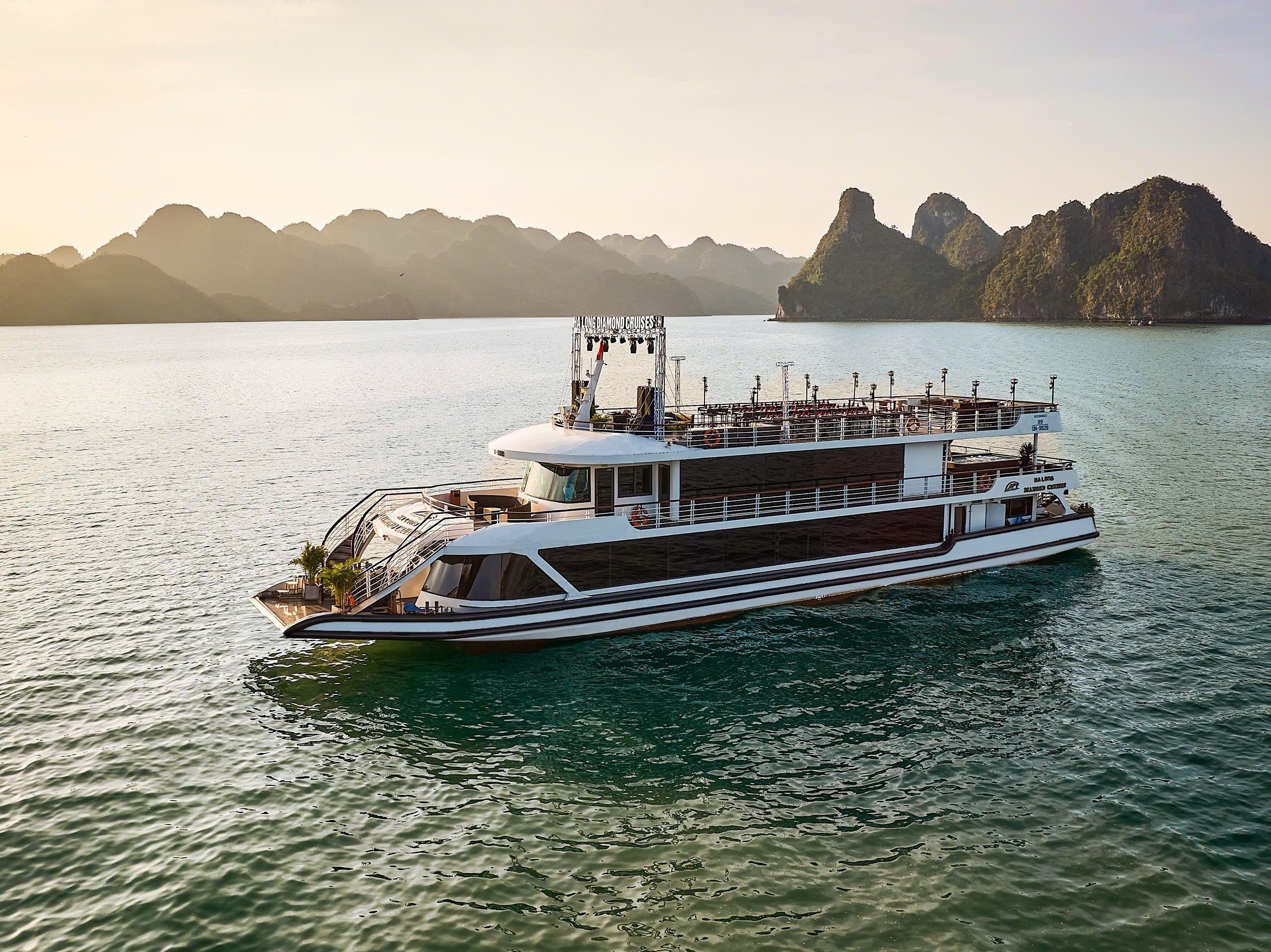 Ha Long Bay Full-Day Luxury Cruise from Hanoi