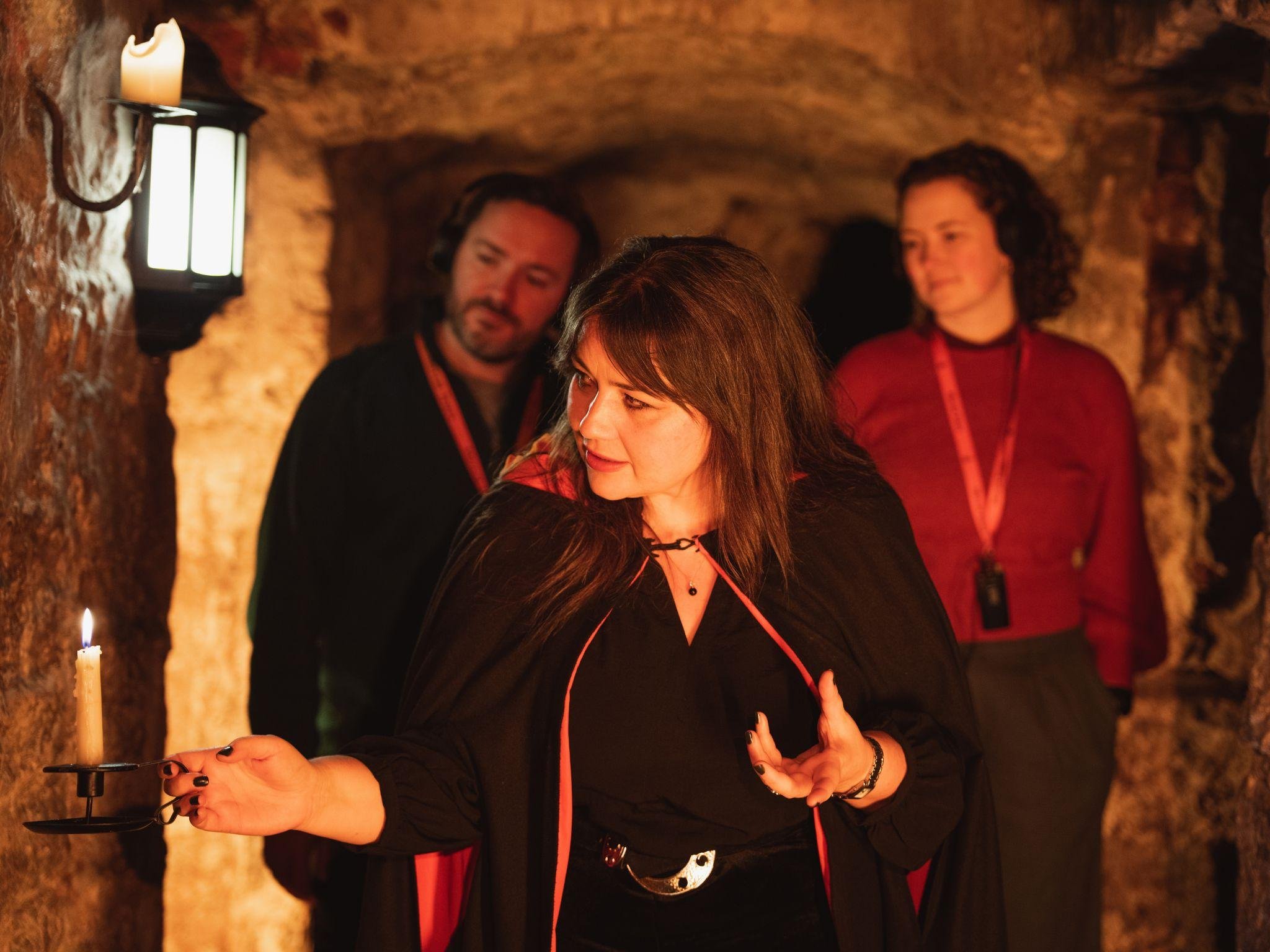 Edinburgh: Underground Vaults Evening Ghost Tour with Whisky