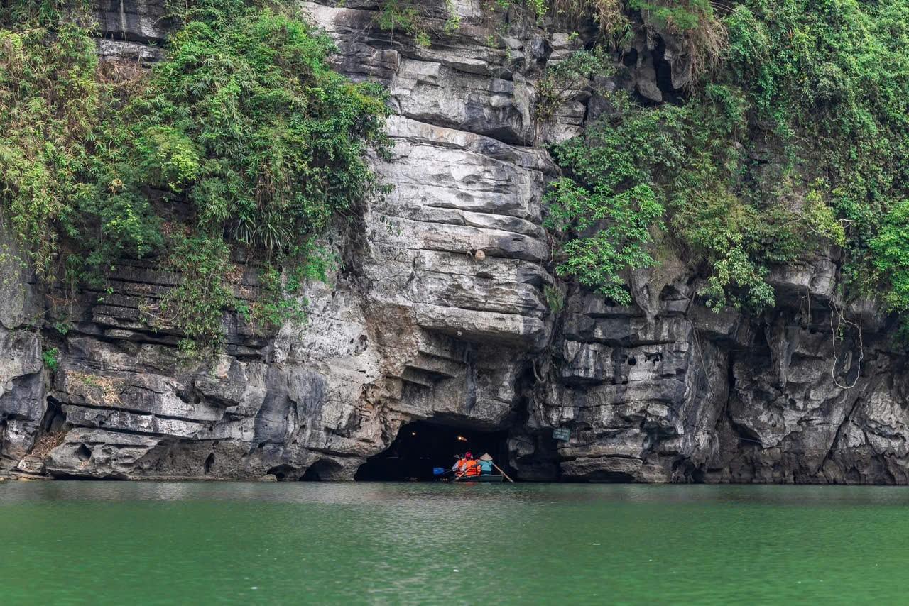Hanoi to Ninh Binh: Hoa Lu, Trang An & Mua Cave Day Tour