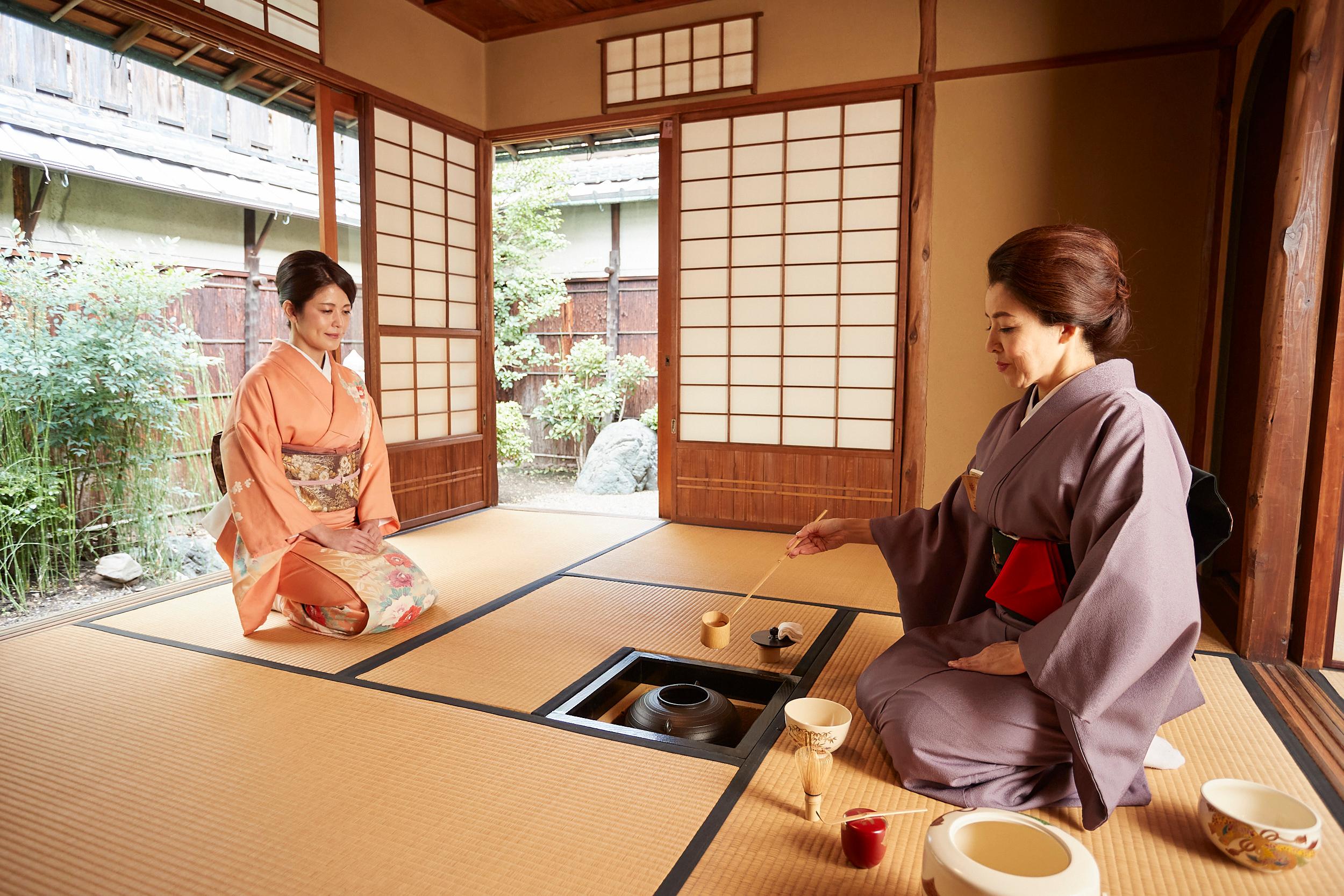 Karasumashijo: Kimono Tea Ceremony with Matcha and Sweet