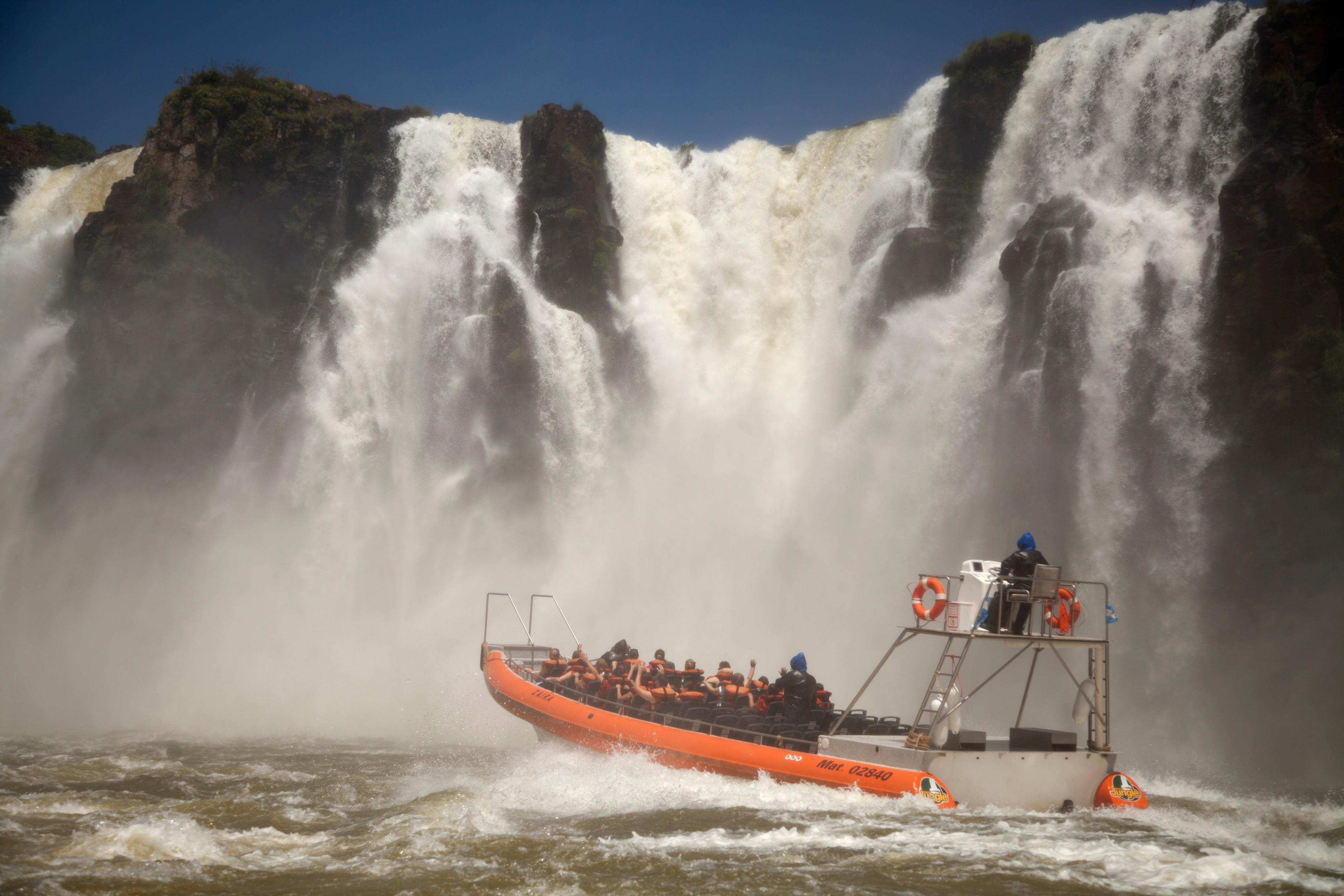 Puerto Iguazú: Argentine Falls Full-Day Tour with Gran Aventura Boat Ride