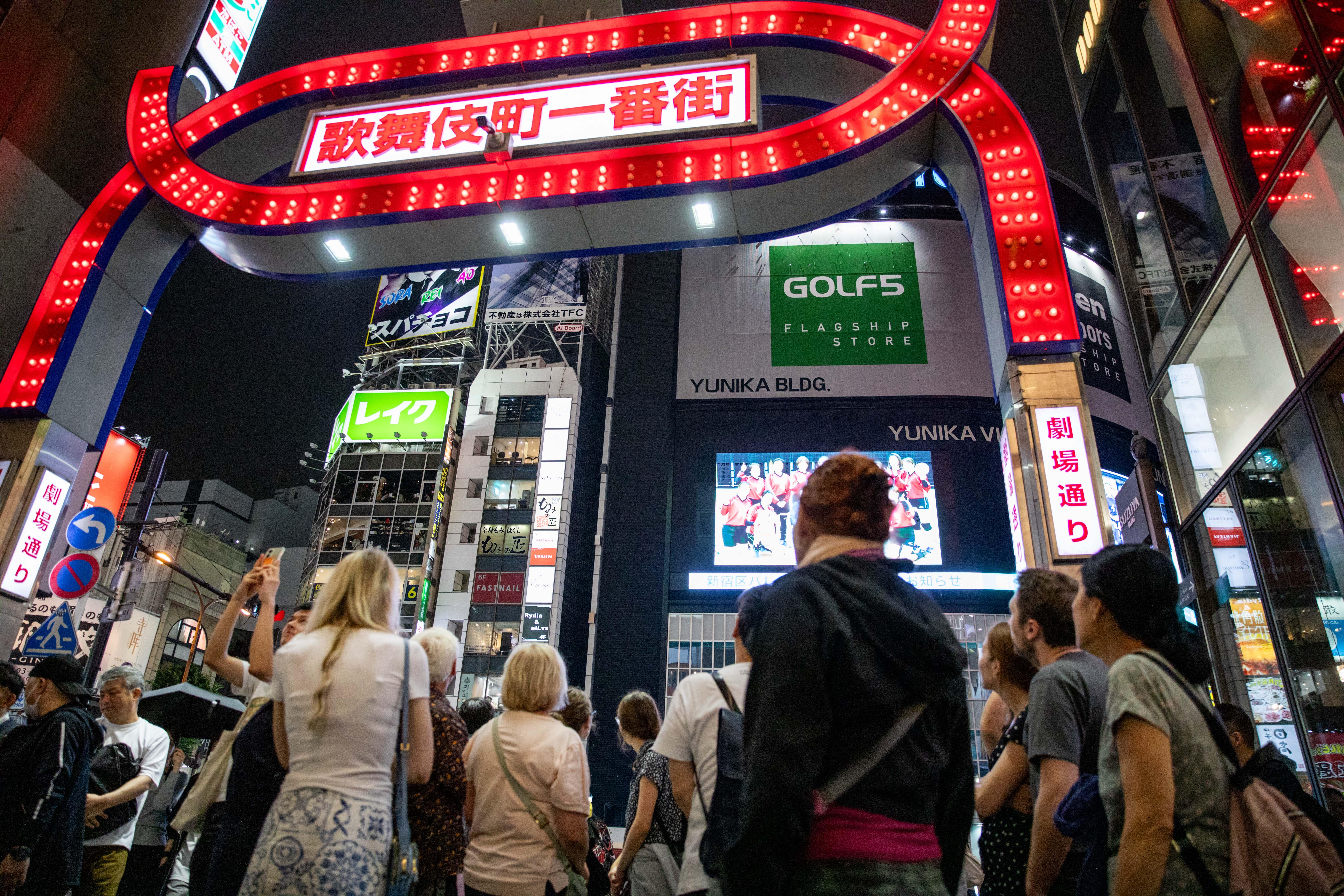Shinjuku After Dark: Kabukicho & Red Light District Walking Tour