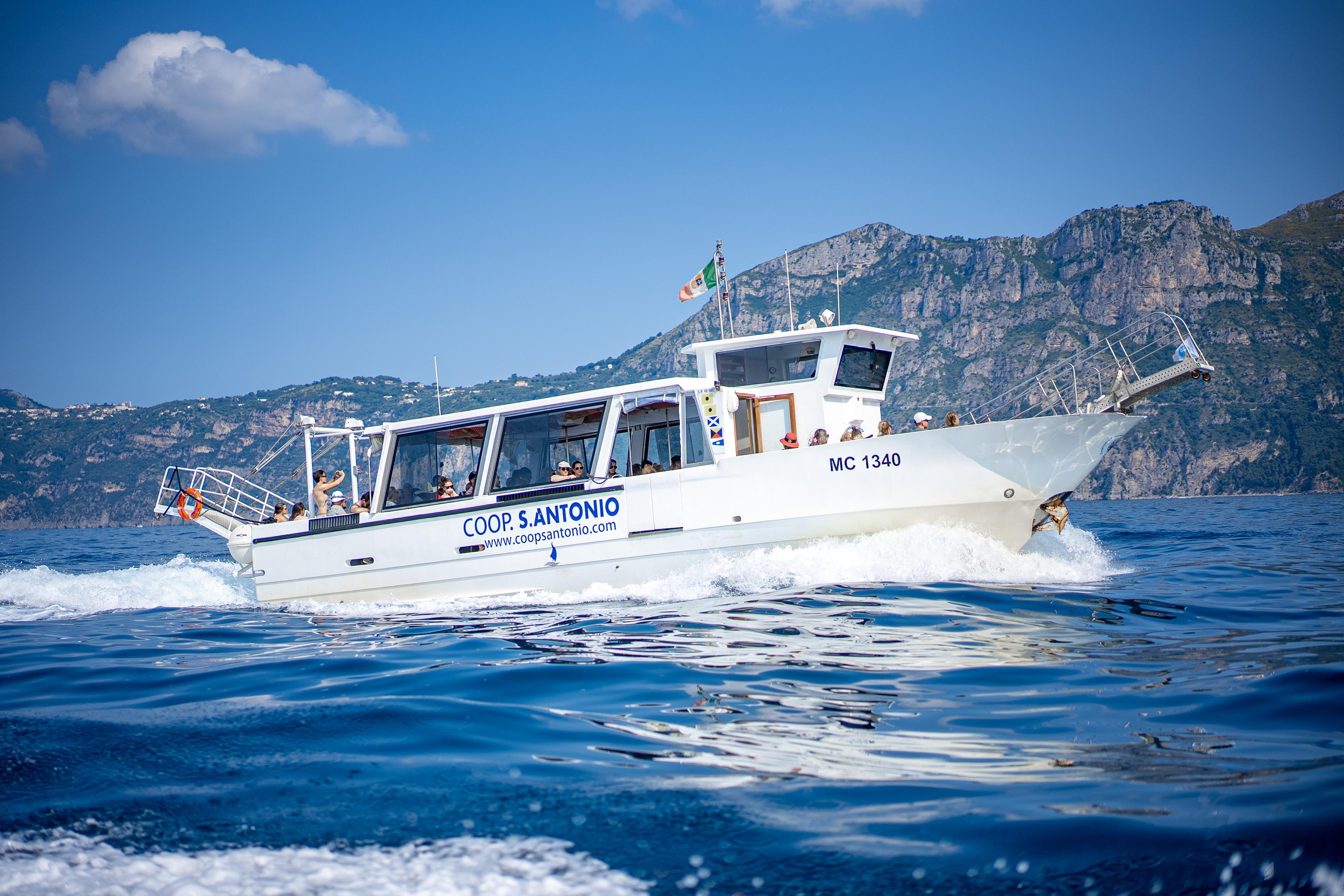 Amalfi Coast Boat Tour: Positano, Amalfi & Li Galli Islands