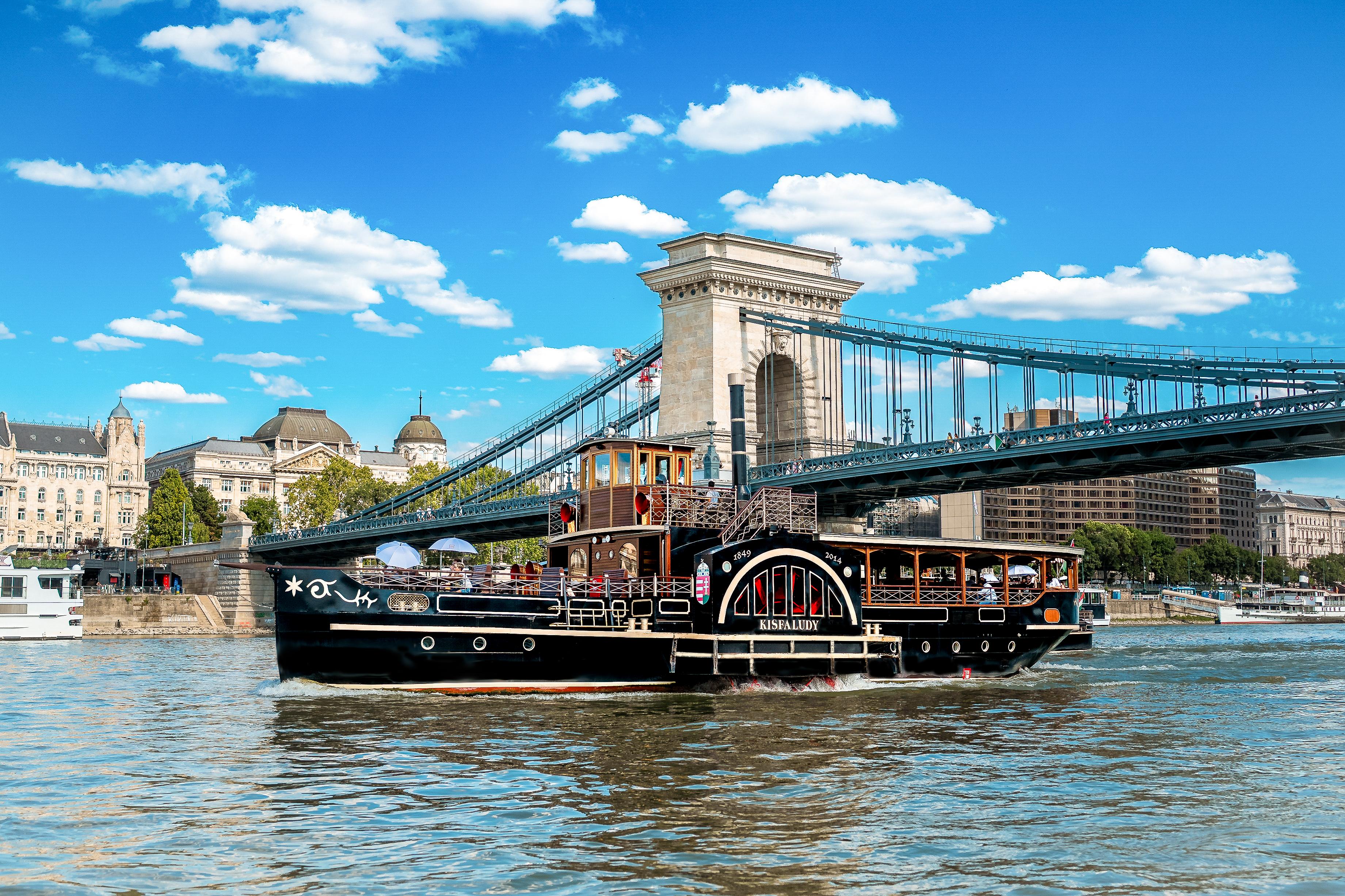 Budapest: Historical Cruise with Welcome Drink