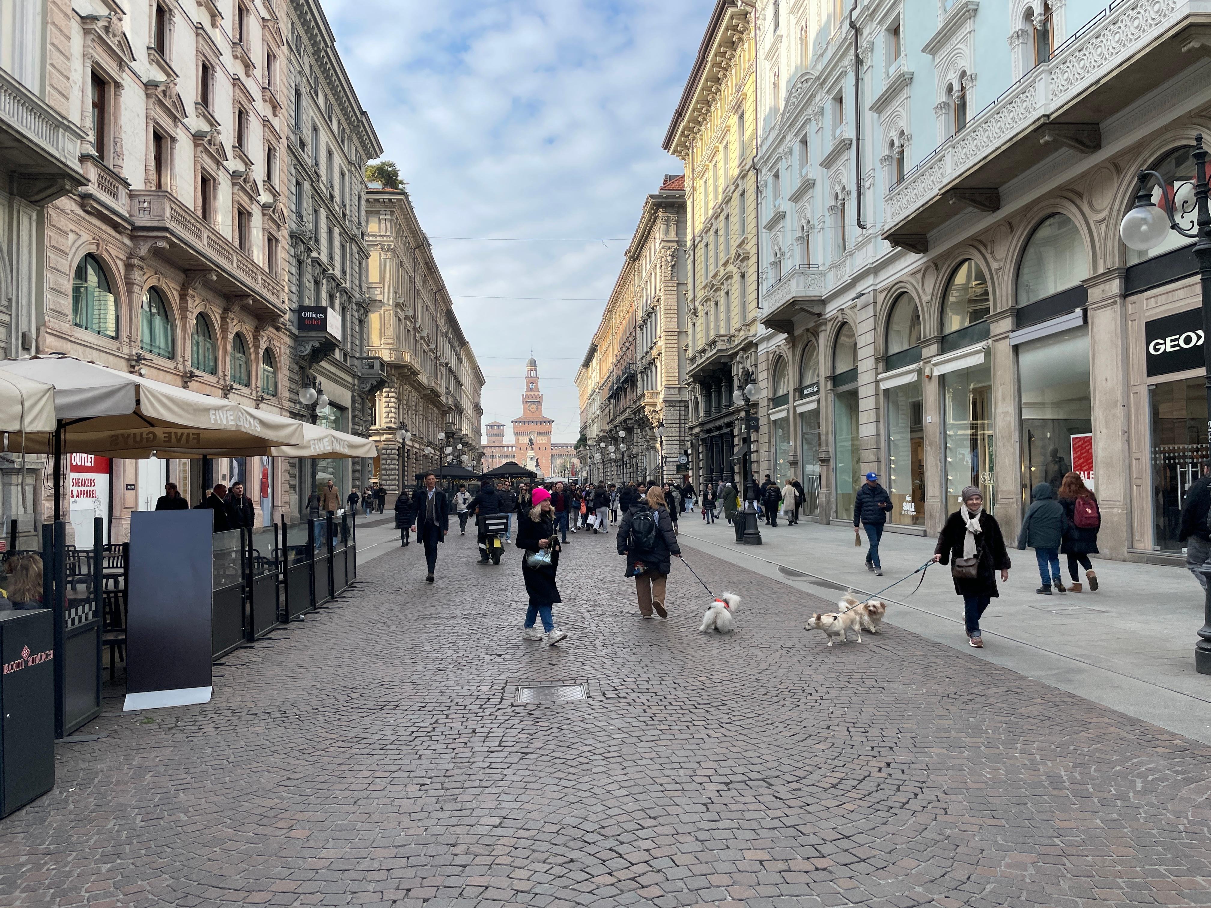 Milan History & Street Food Walk with Wine