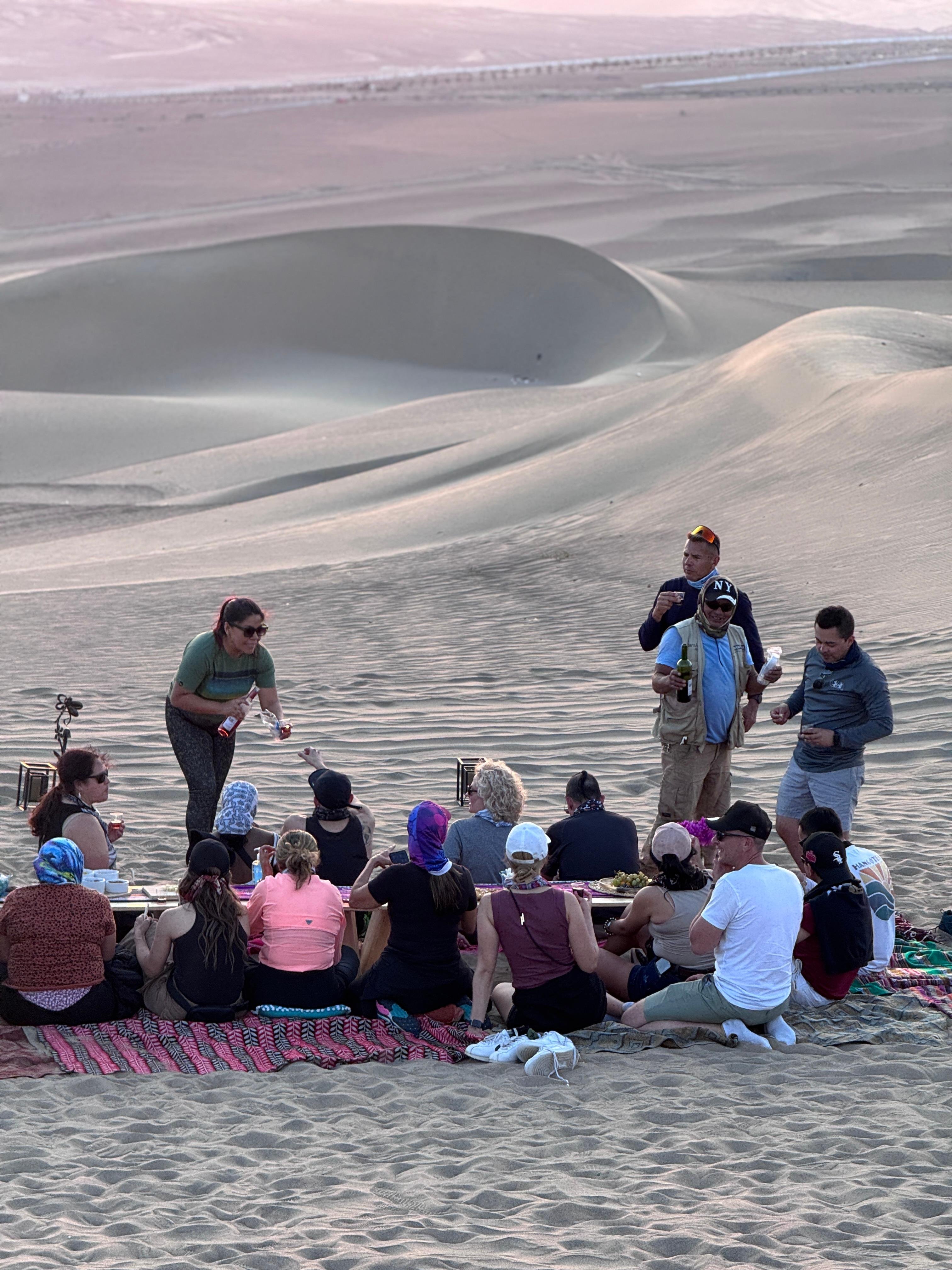 Aventura en Paracas y Huacachina: Islas, Dunas y Puesta de Sol en el Desierto