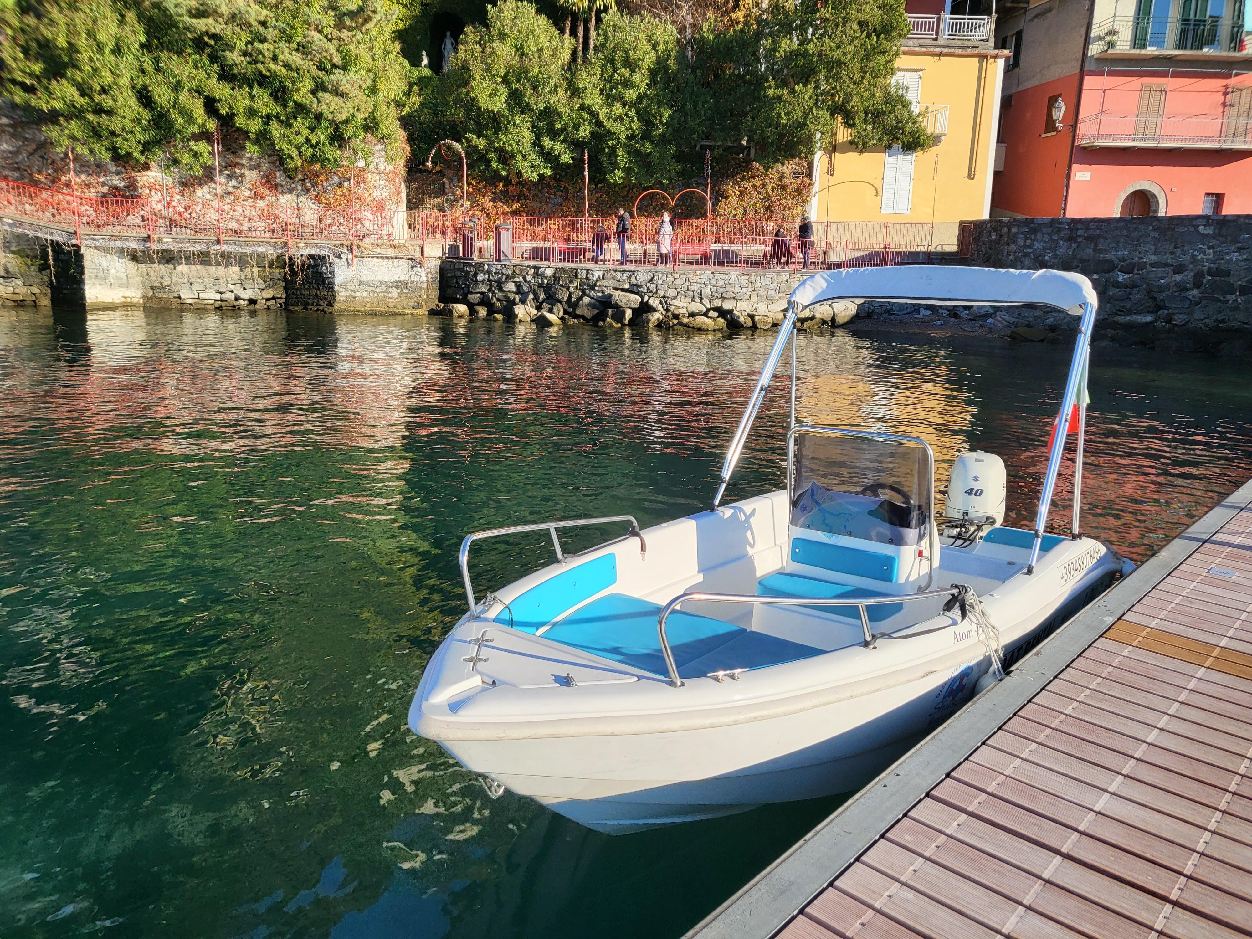 Lake Como: Self Drive Boat 40 HP - without driving license