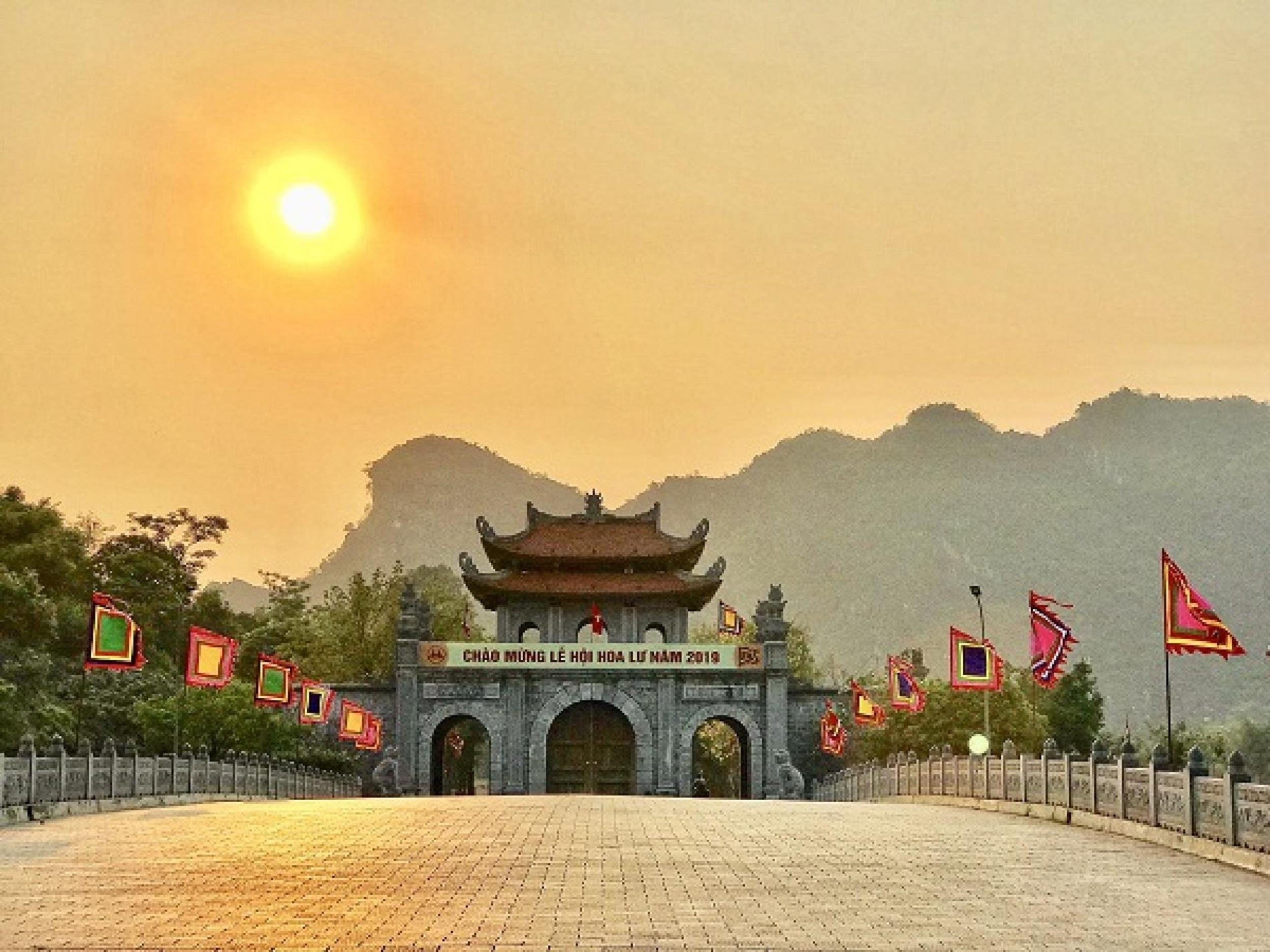 Ninh Binh Full-Day Small Group: Hoa Lu, Bich Dong, Trang An & Mua Cave