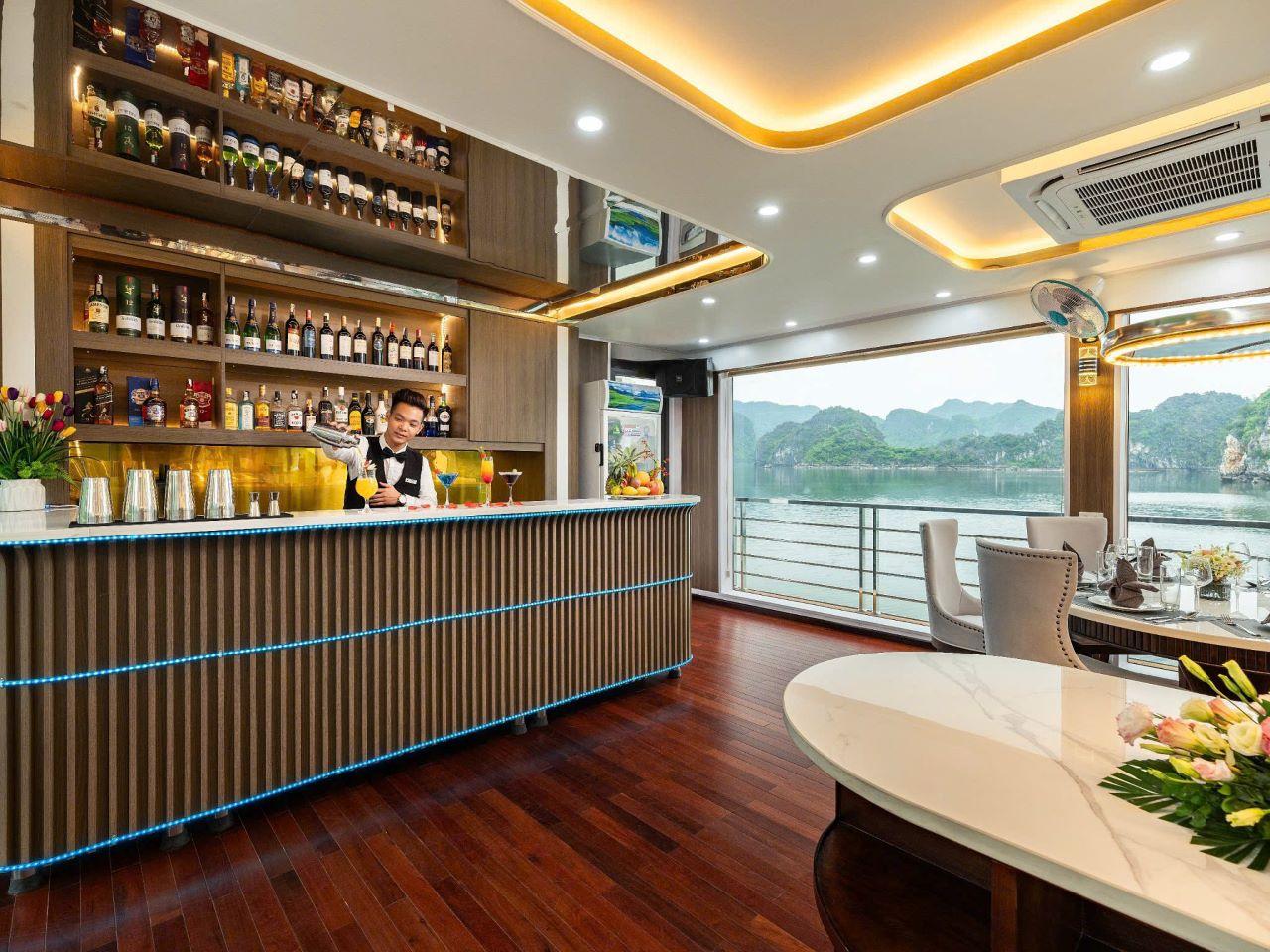 Ha Long Bay Day Trip from Hanoi: Luxury or Standard Cruise with Lunch