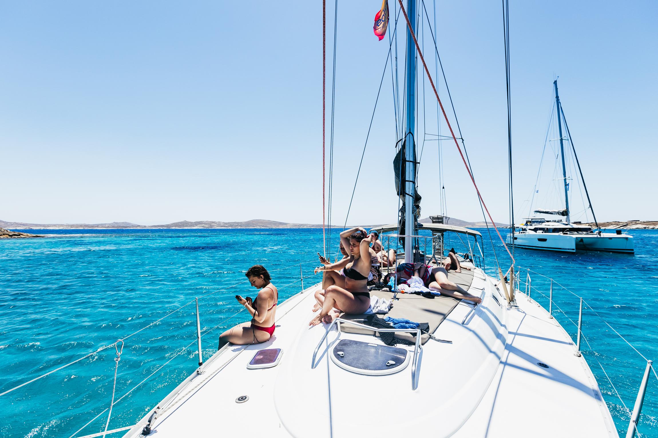 Mykonos: Rhenia Yacht Cruise and Guided Delos Tour