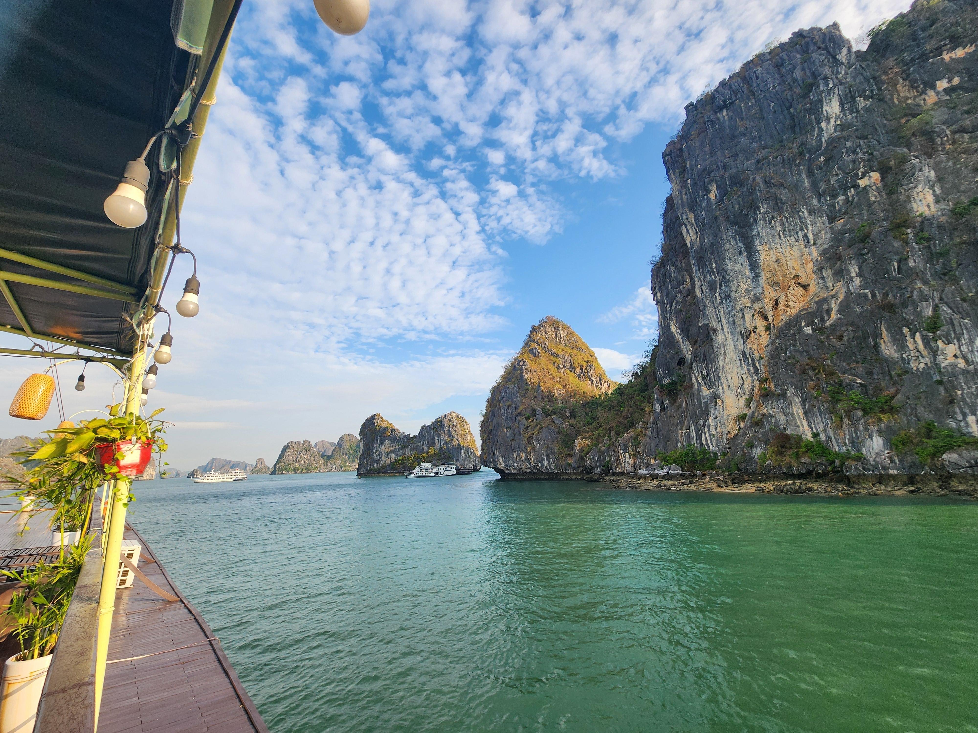 Ha Long & Bai Tu Long Bay 2-Day Overnight Cruise from Hanoi