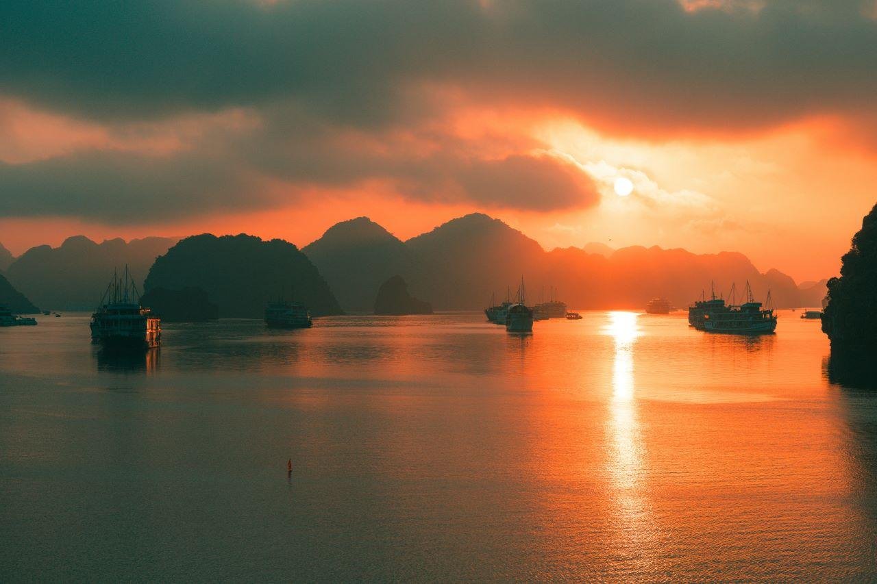 Ha Long & Lan Ha Bay 2-Day 5-Star Balcony Cruise