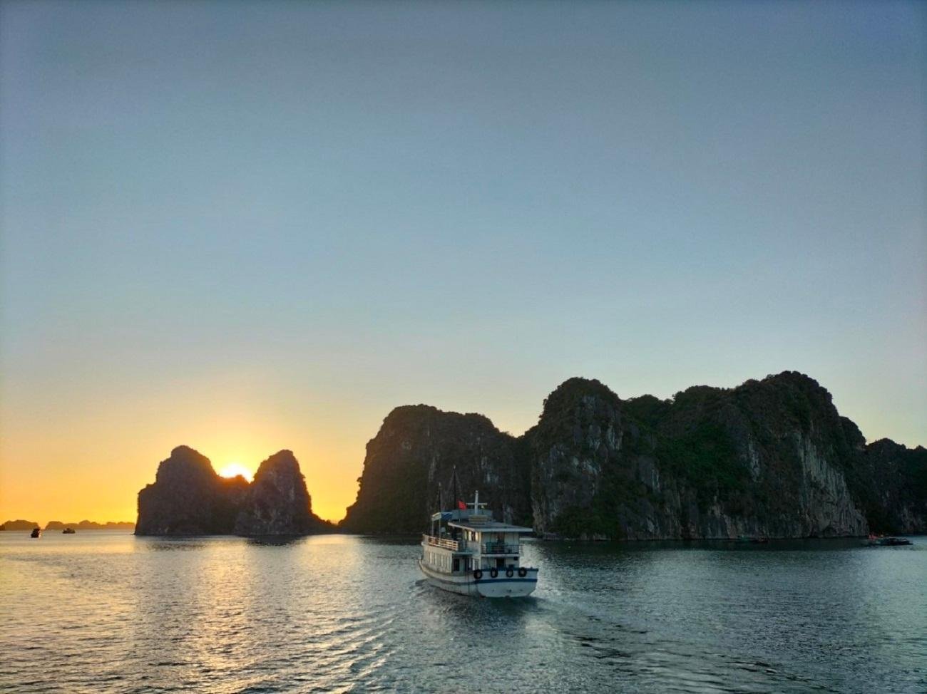 2-Day Halong & Bai Tu Long Bay 5-Star Cruise from Hanoi