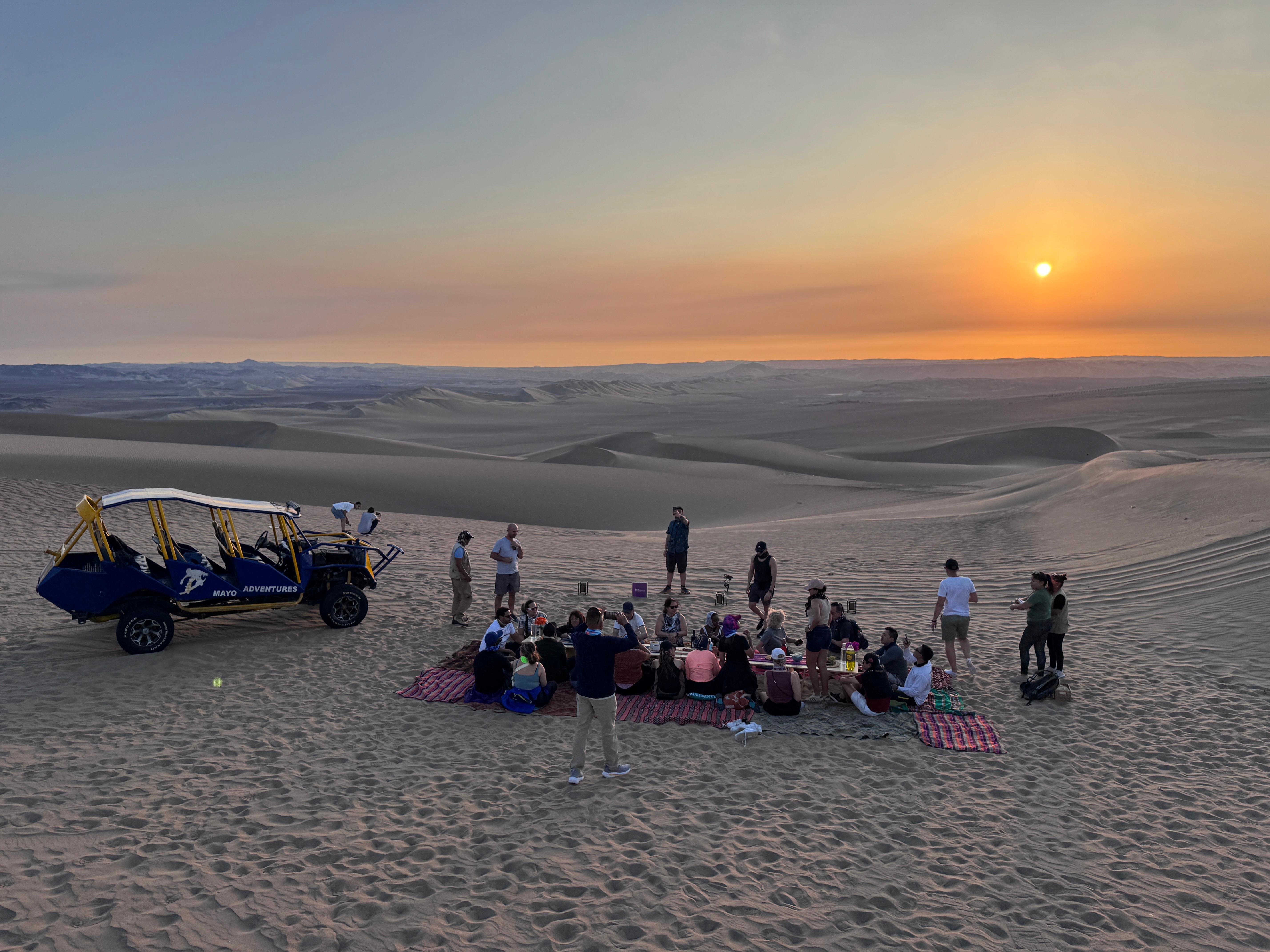 Aventura en Paracas y Huacachina: Islas, Dunas y Puesta de Sol en el Desierto