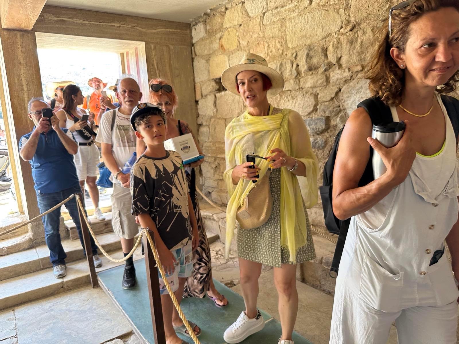 Knossos Palace guided tour Crete — Minoan throne room, grand staircase, bull-leaping frescoes, central court — image 23