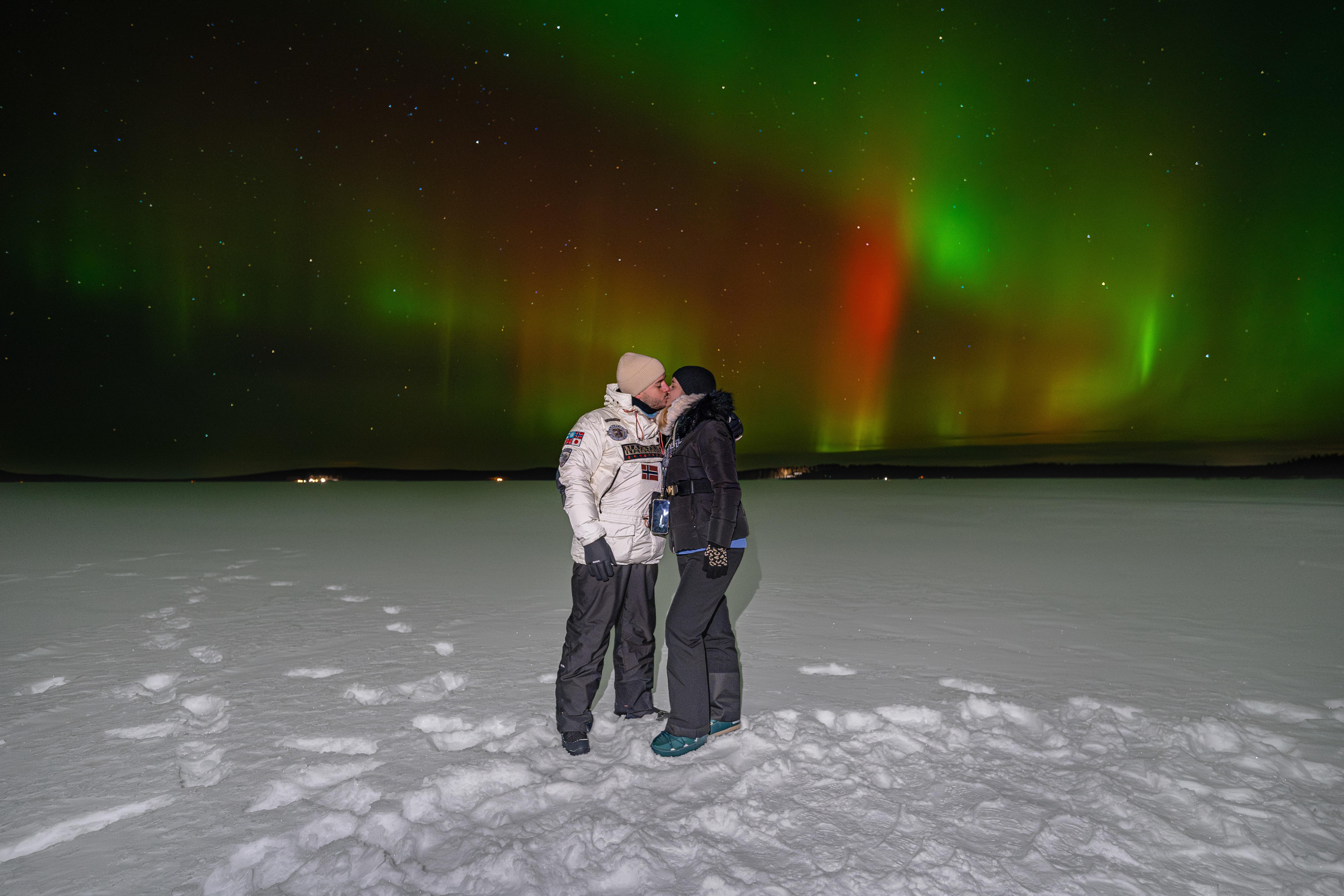 Rovaniemi Aurora Hunt – Expert-Led Northern Lights Chase with Free Photos