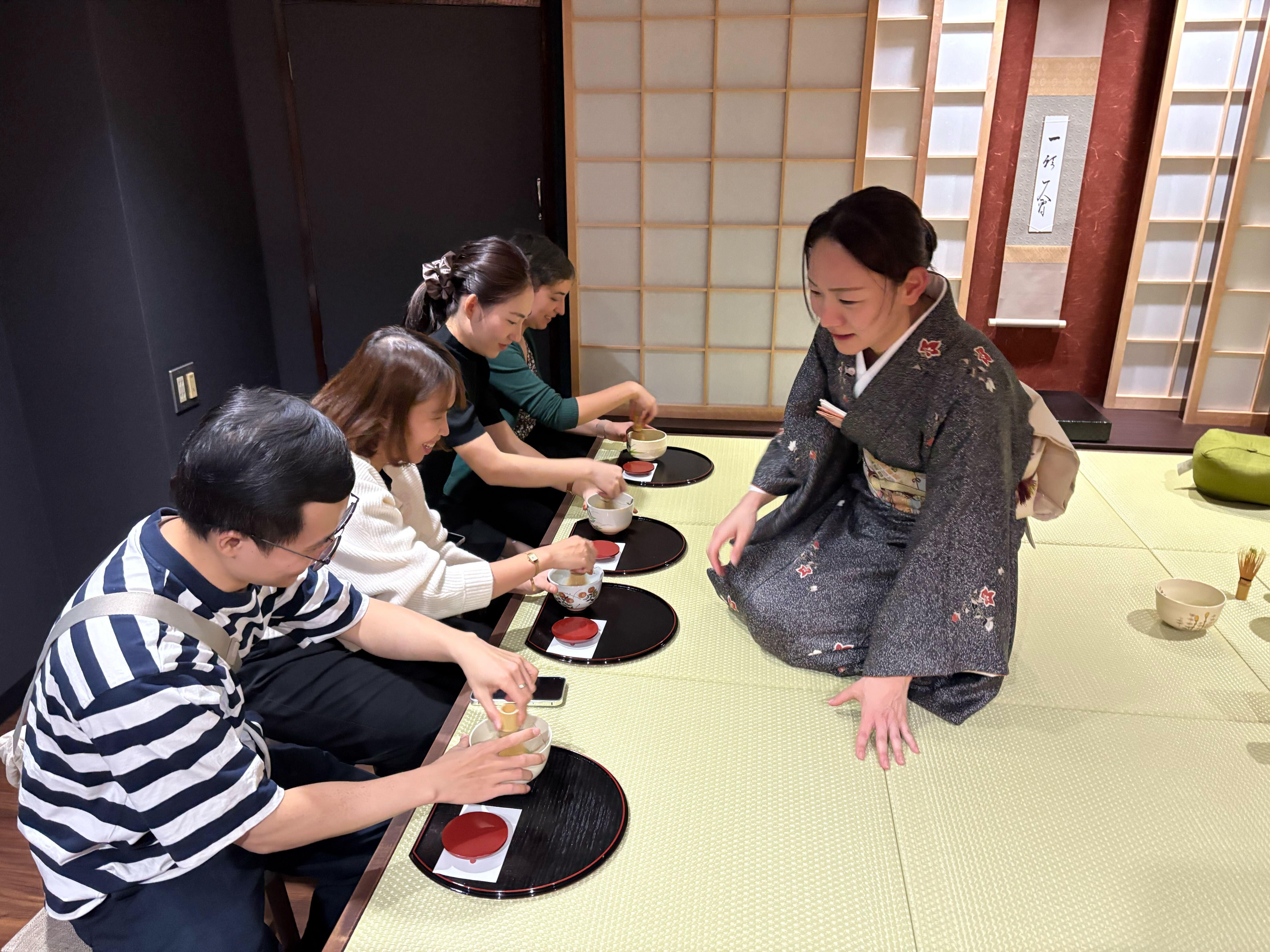 Traditionell teceremoni i Gion med matcha & lokala sötsaker