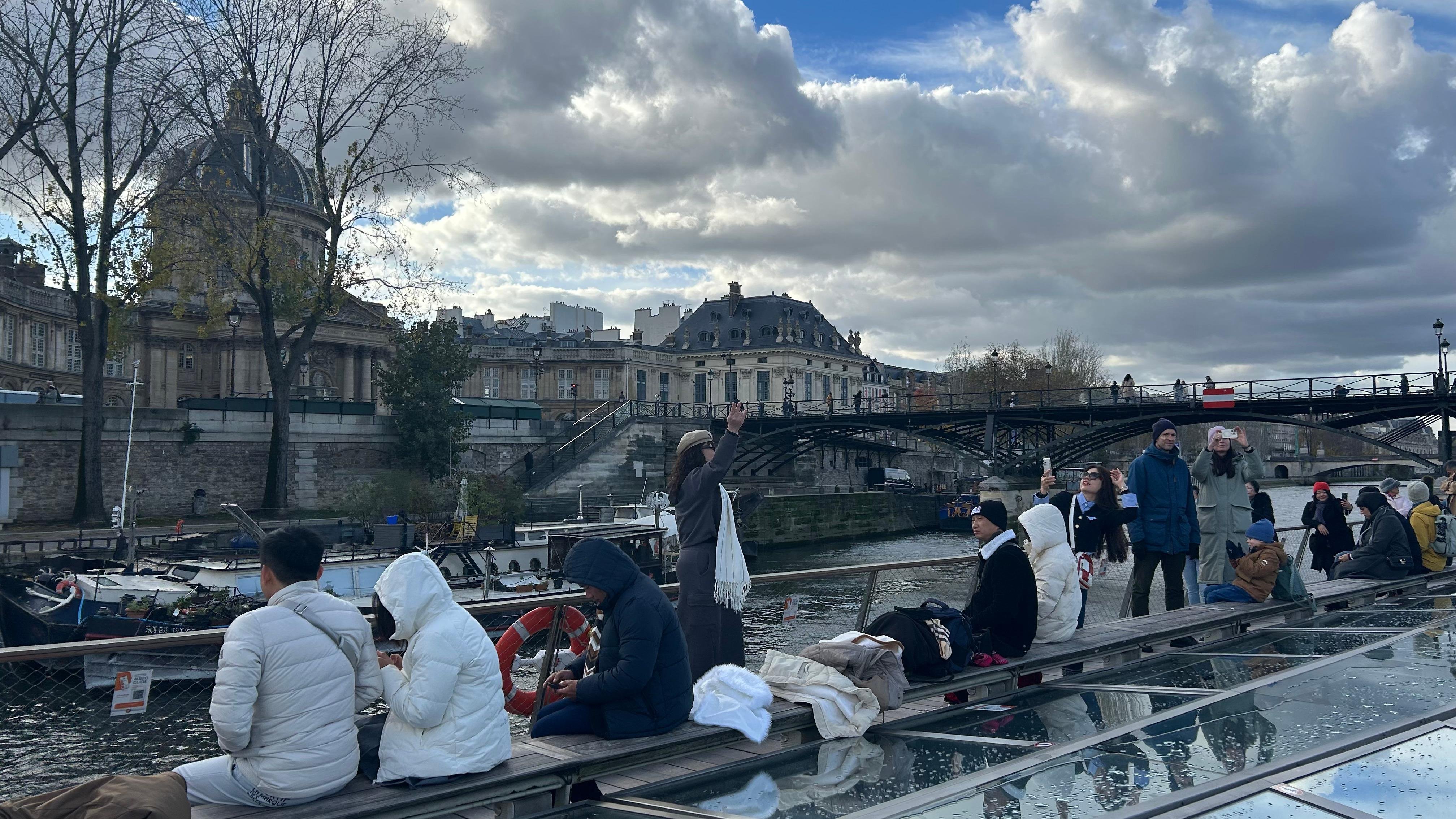 Paris: 1-Hour Seine River Sightseeing Cruise from the Eiffel Tower