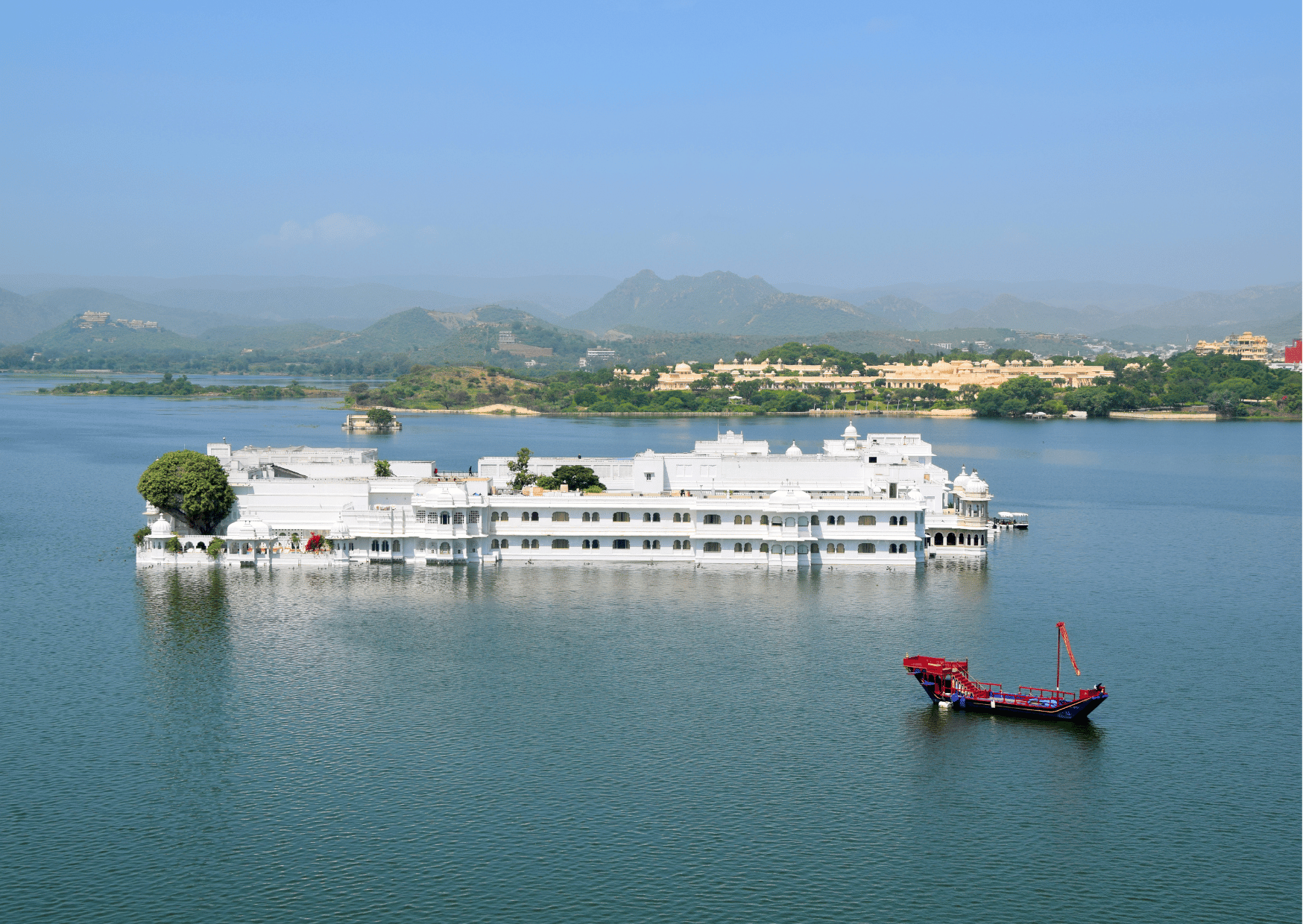 Udaipur: Ghats Walking Tour & Lake Pichola Boat Cruise