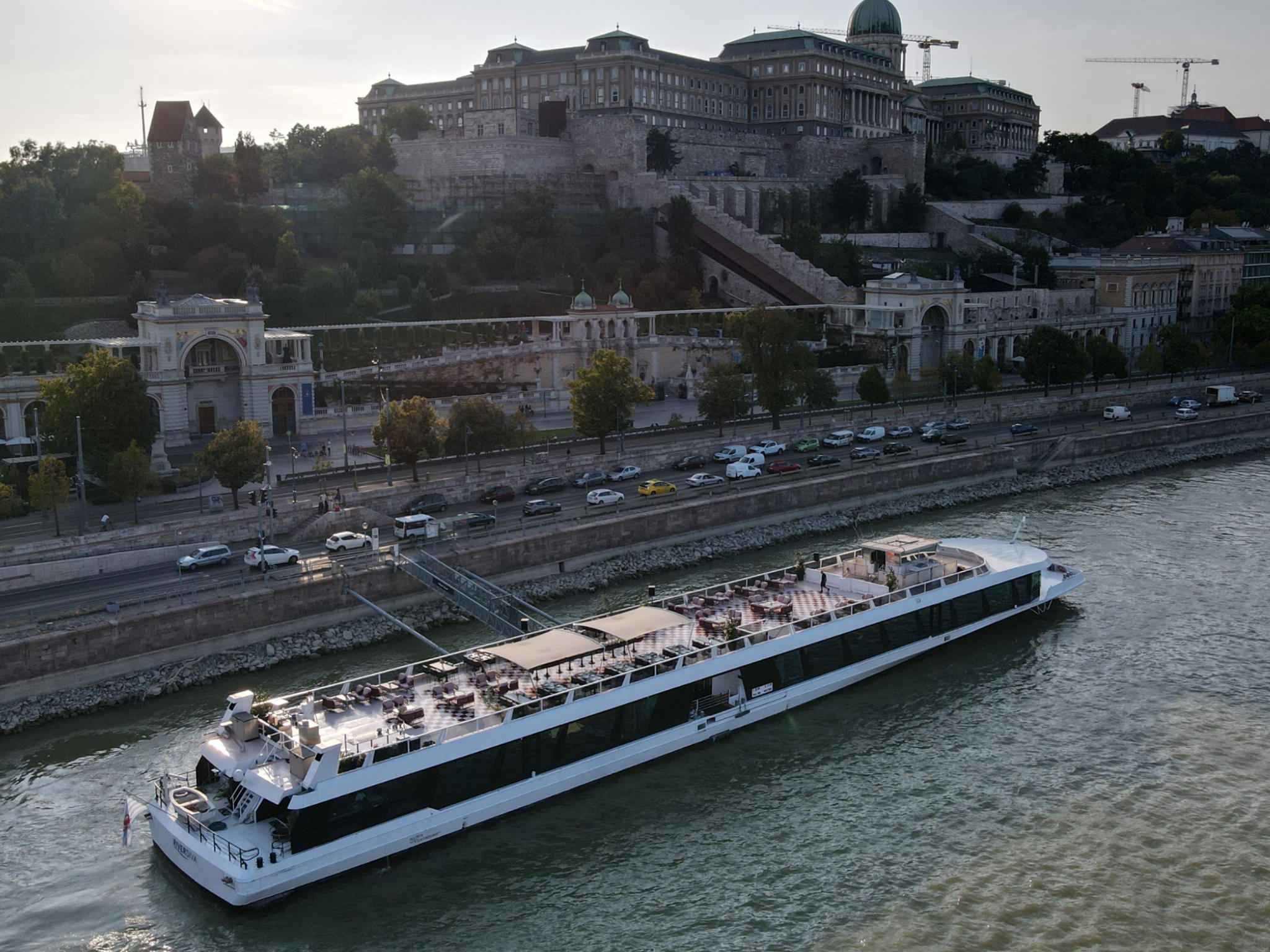 Budapest: Dinner Cruise with Live Music & Unlimited Drinks