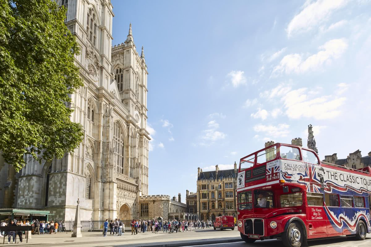 London: Vintage Open-Top Bus Tour with Live Guide - Buckingham Palace tour and royal London scenery