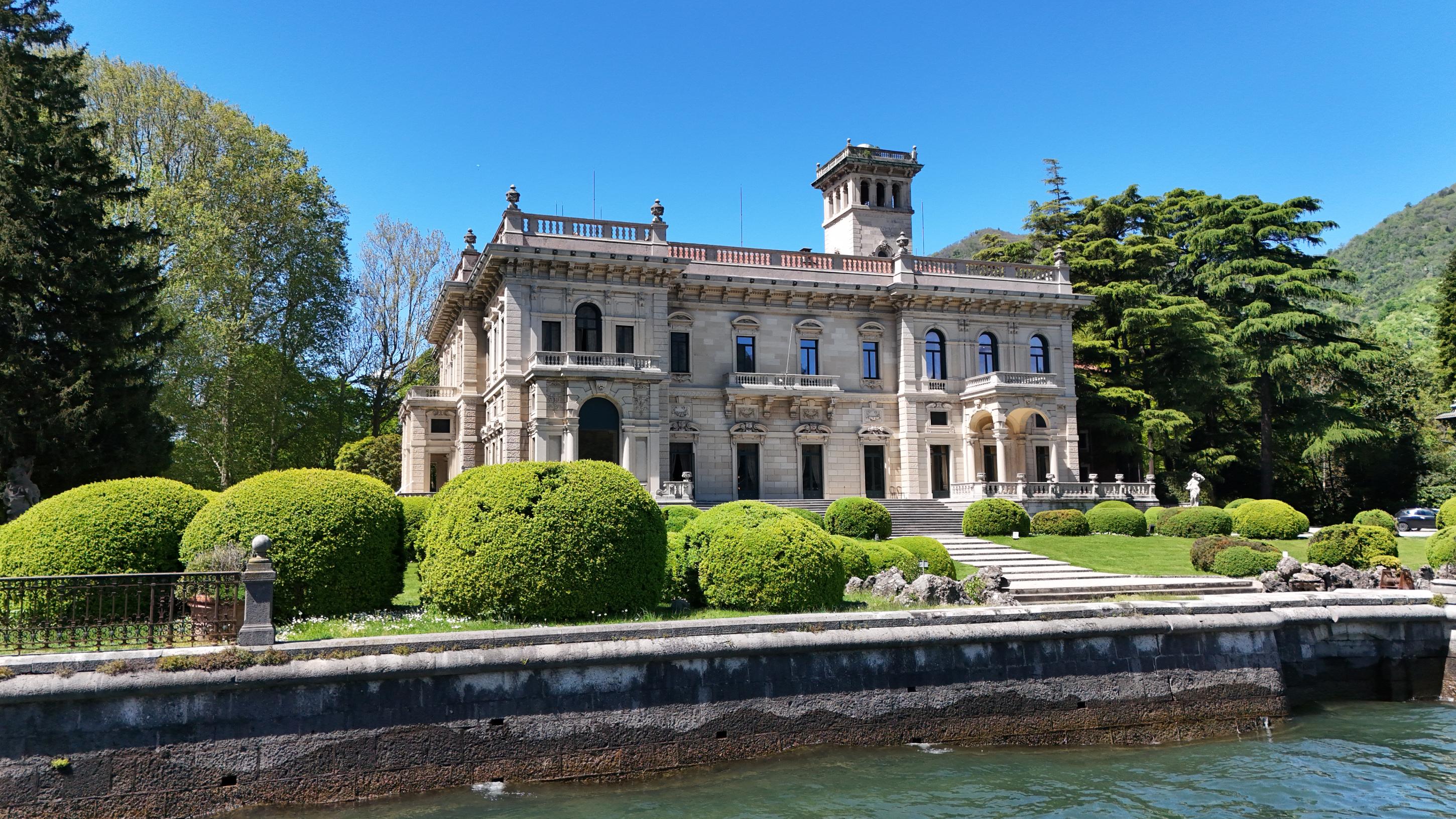 Lake Como boat tour - villa coastline from the water — image 14